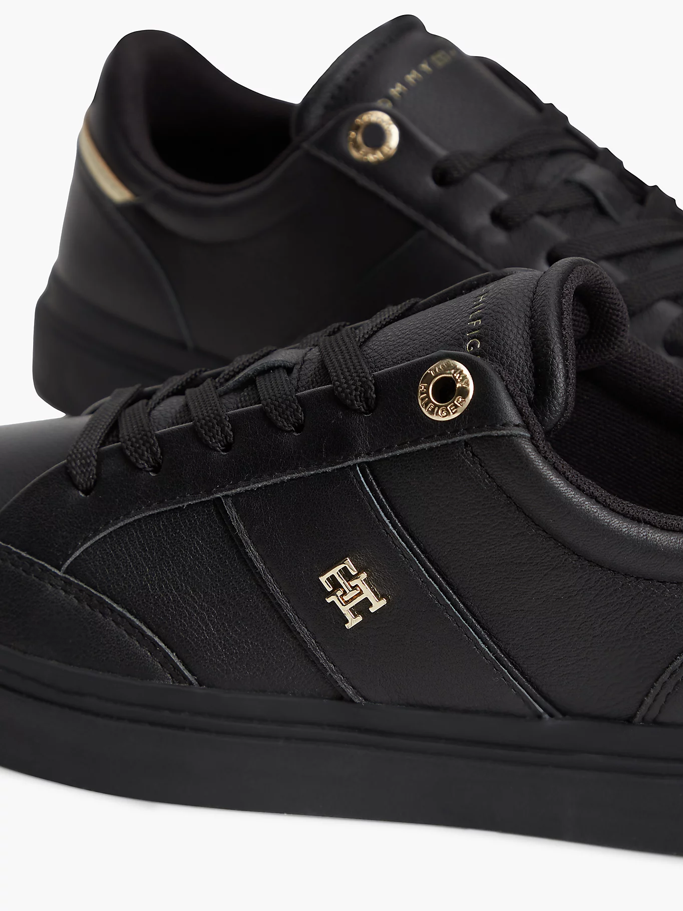 detail Tommy Hilfiger dámske čierne tenisky