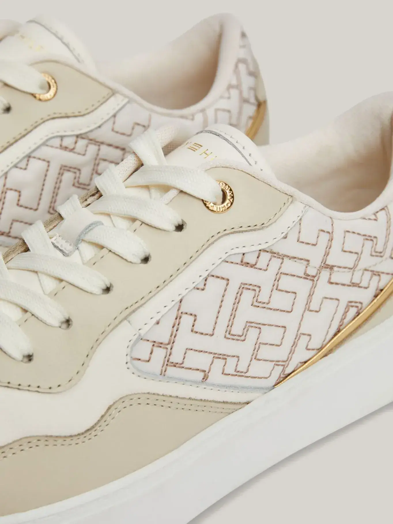 detail Tommy Hilfiger dámske béžové kožené tenisky