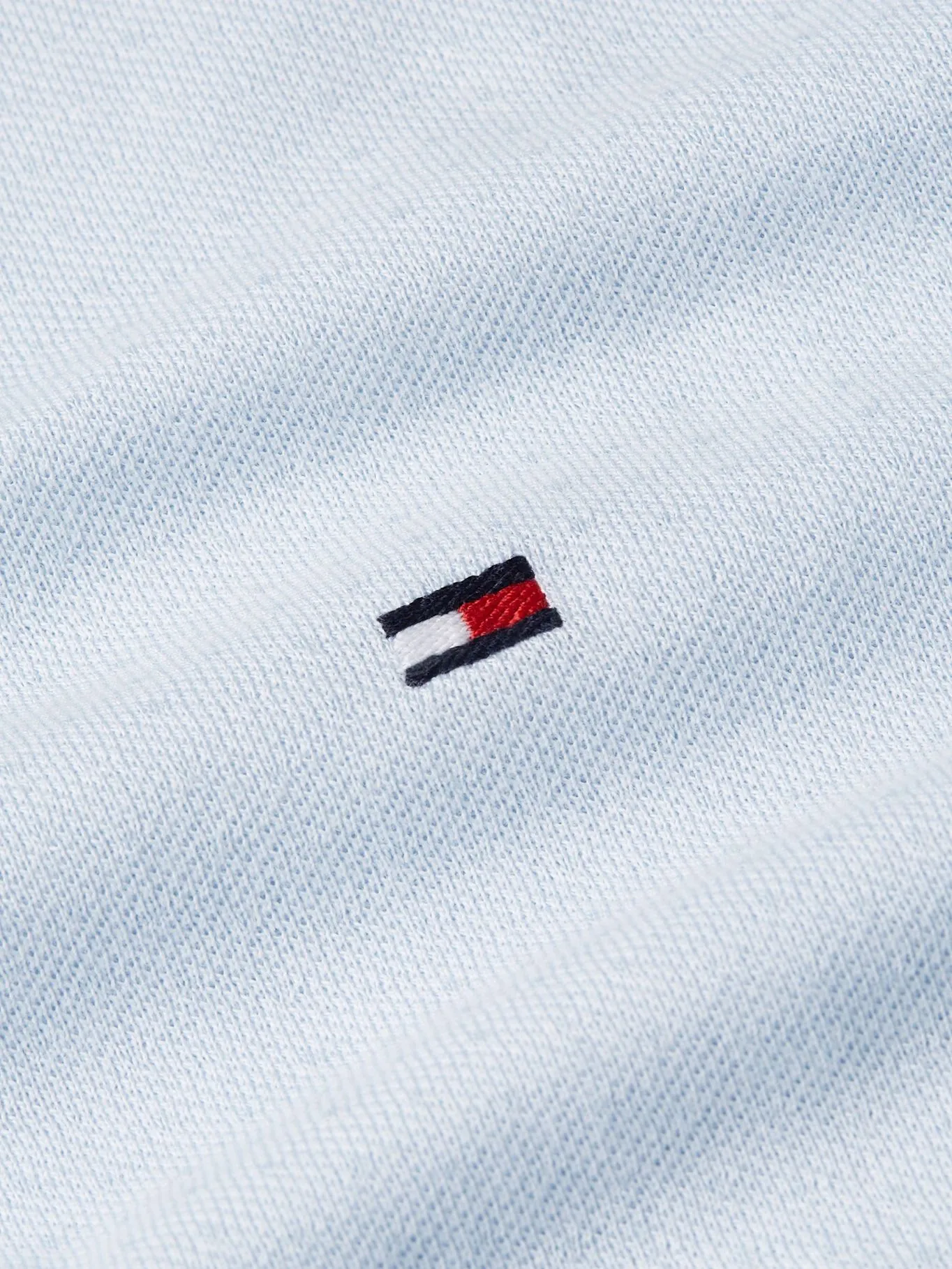 detail Tommy Hilfiger pánske svetlo modré polo tričko