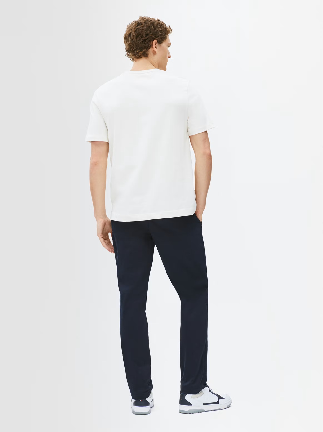 detail Tommy Hilfiger pánske krémové tričko