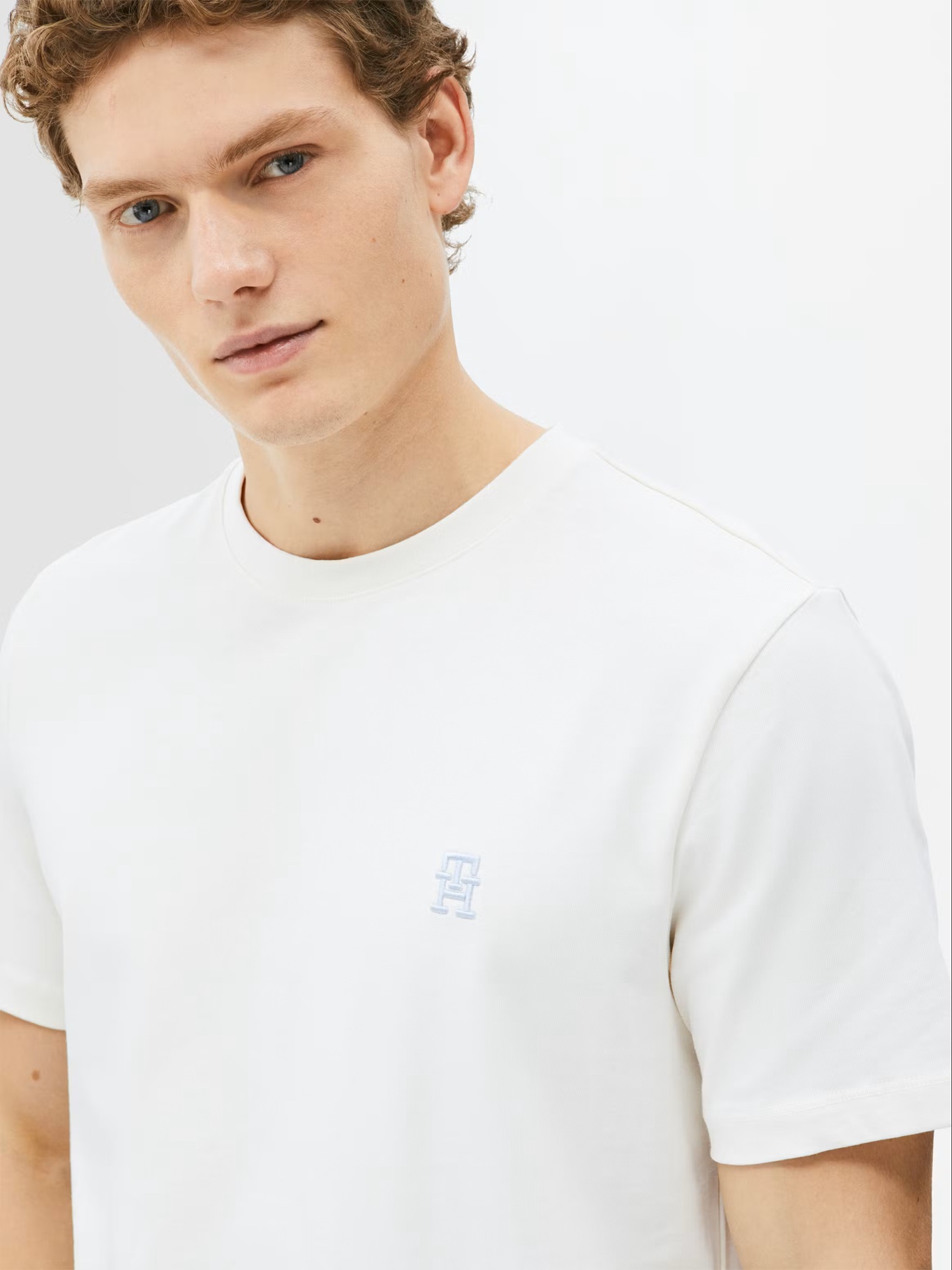 detail Tommy Hilfiger pánske krémové tričko