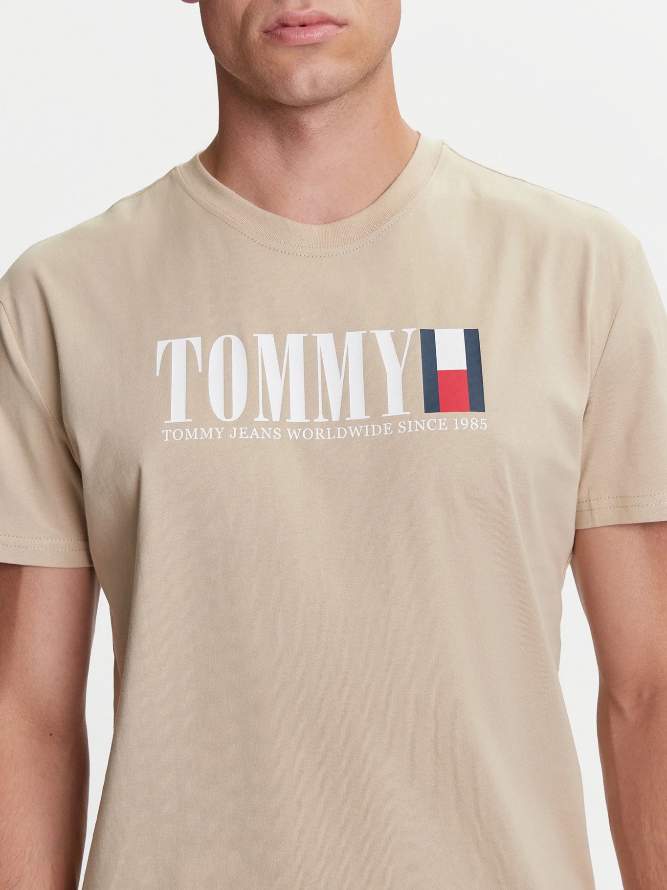 detail   Tommy Jeans pánske béžové tričko