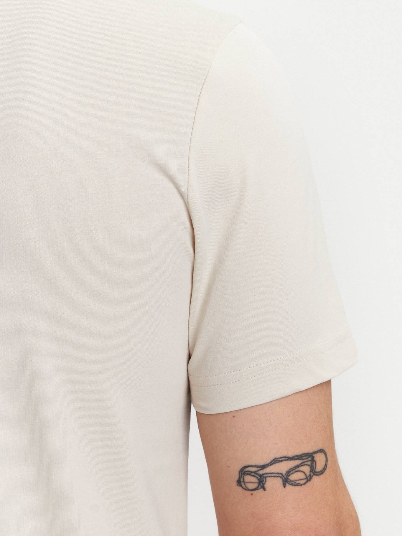 detail Tommy Hilfiger pánske béžové tričko Brand