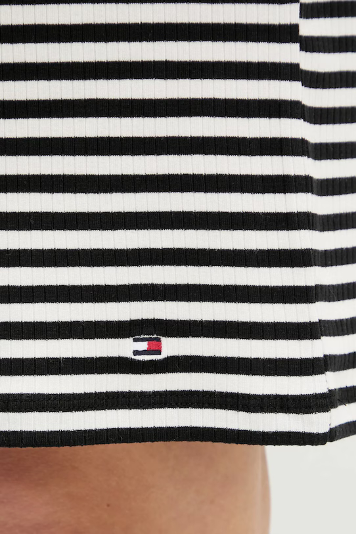 detail Tommy Hilfiger dámske pruhované šaty