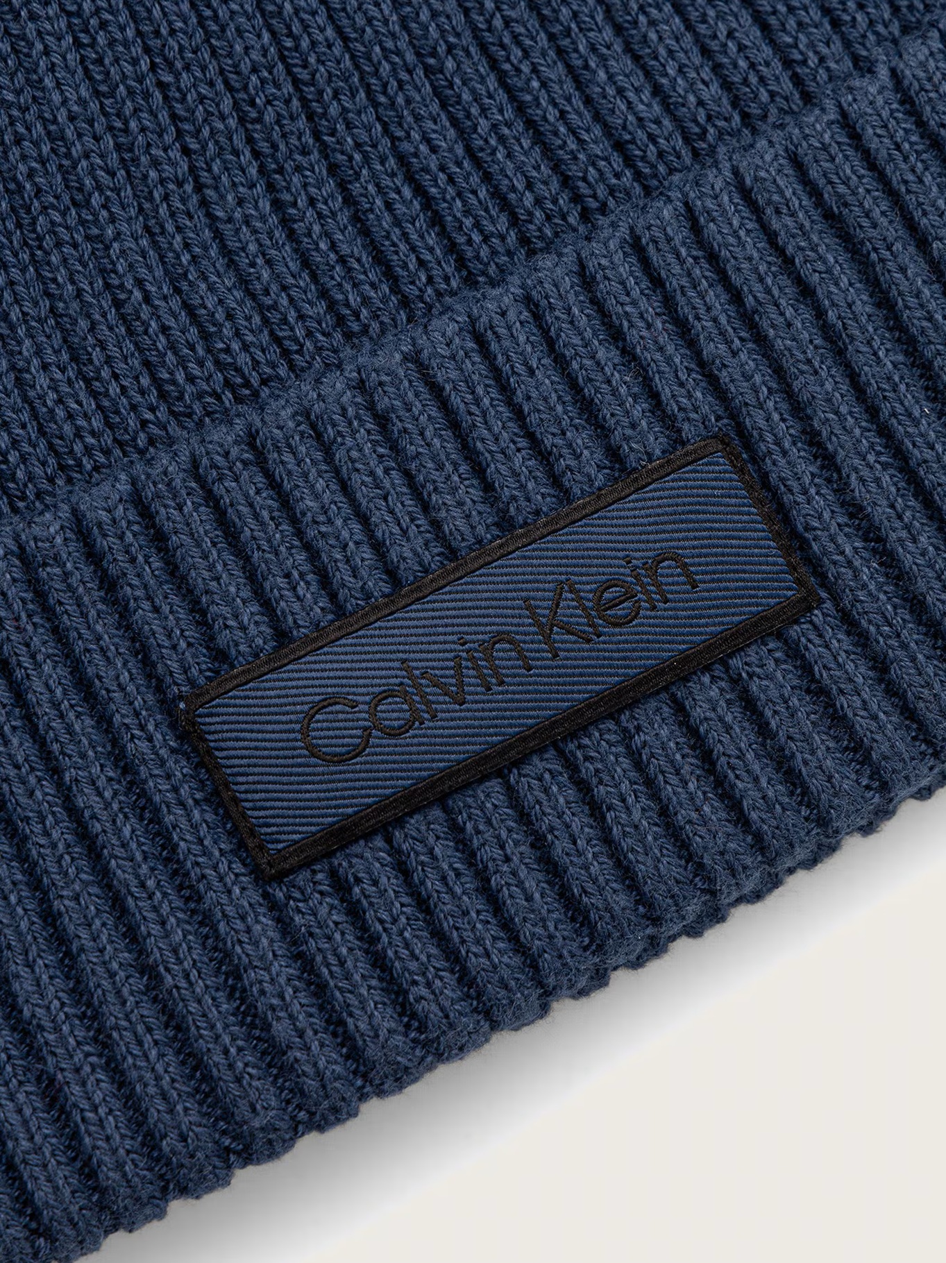 detail Calvin Klein pánska modrá čiapka