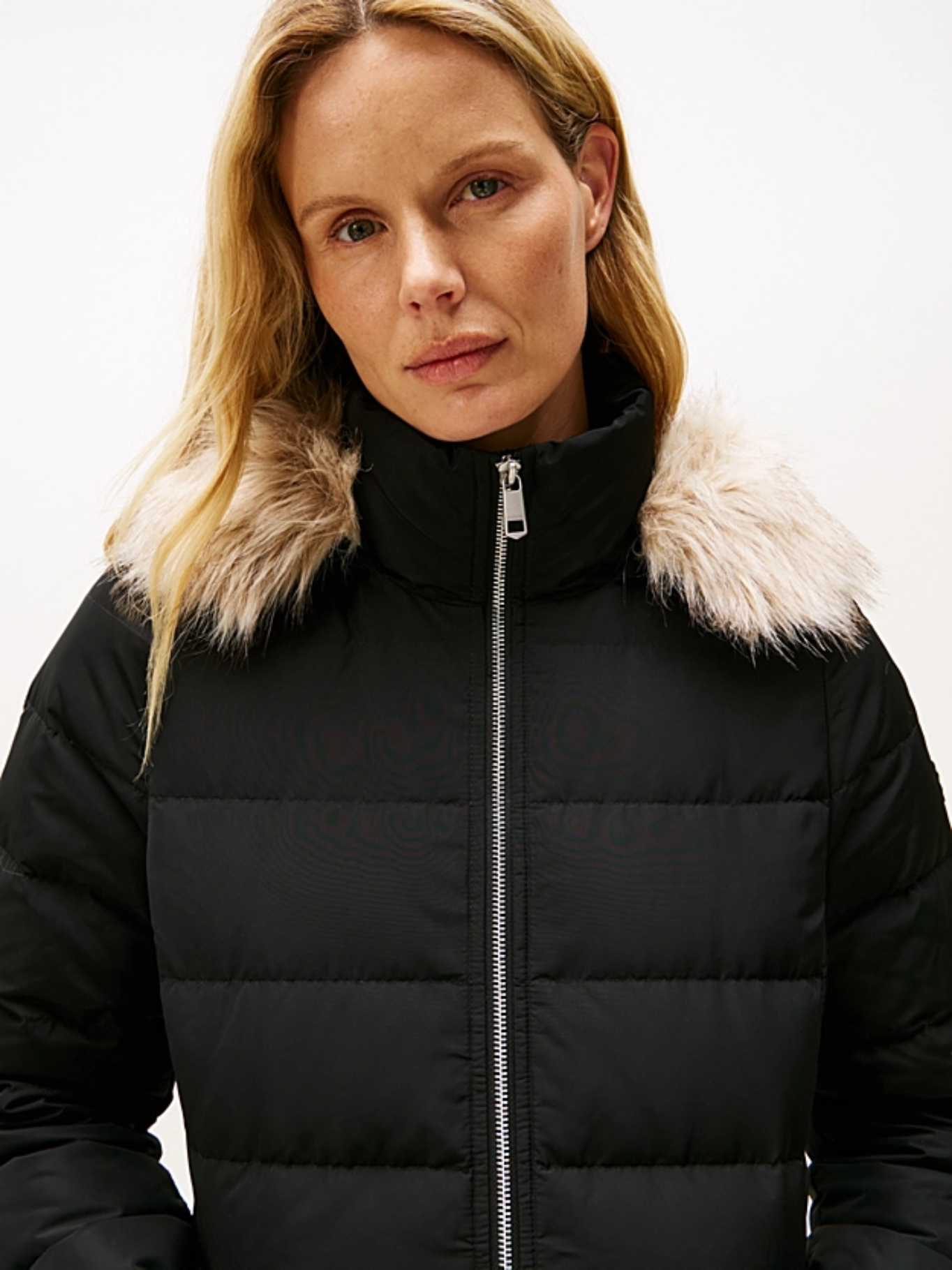 detail Tommy Hilfiger dámska čierna páperová bunda