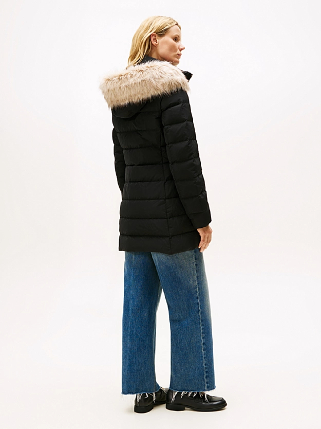 detail Tommy Hilfiger dámska čierna páperová bunda