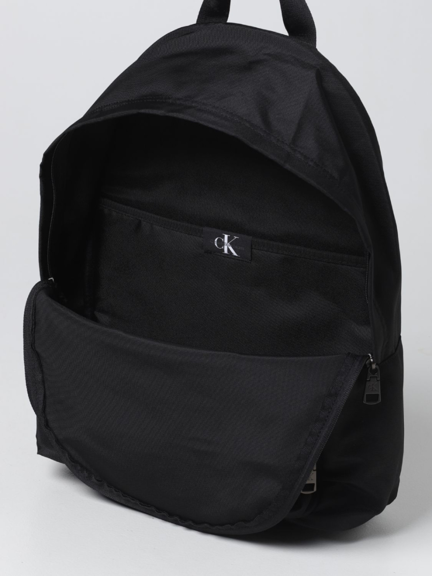 detail Calvin Klein pánsky čierny batoh