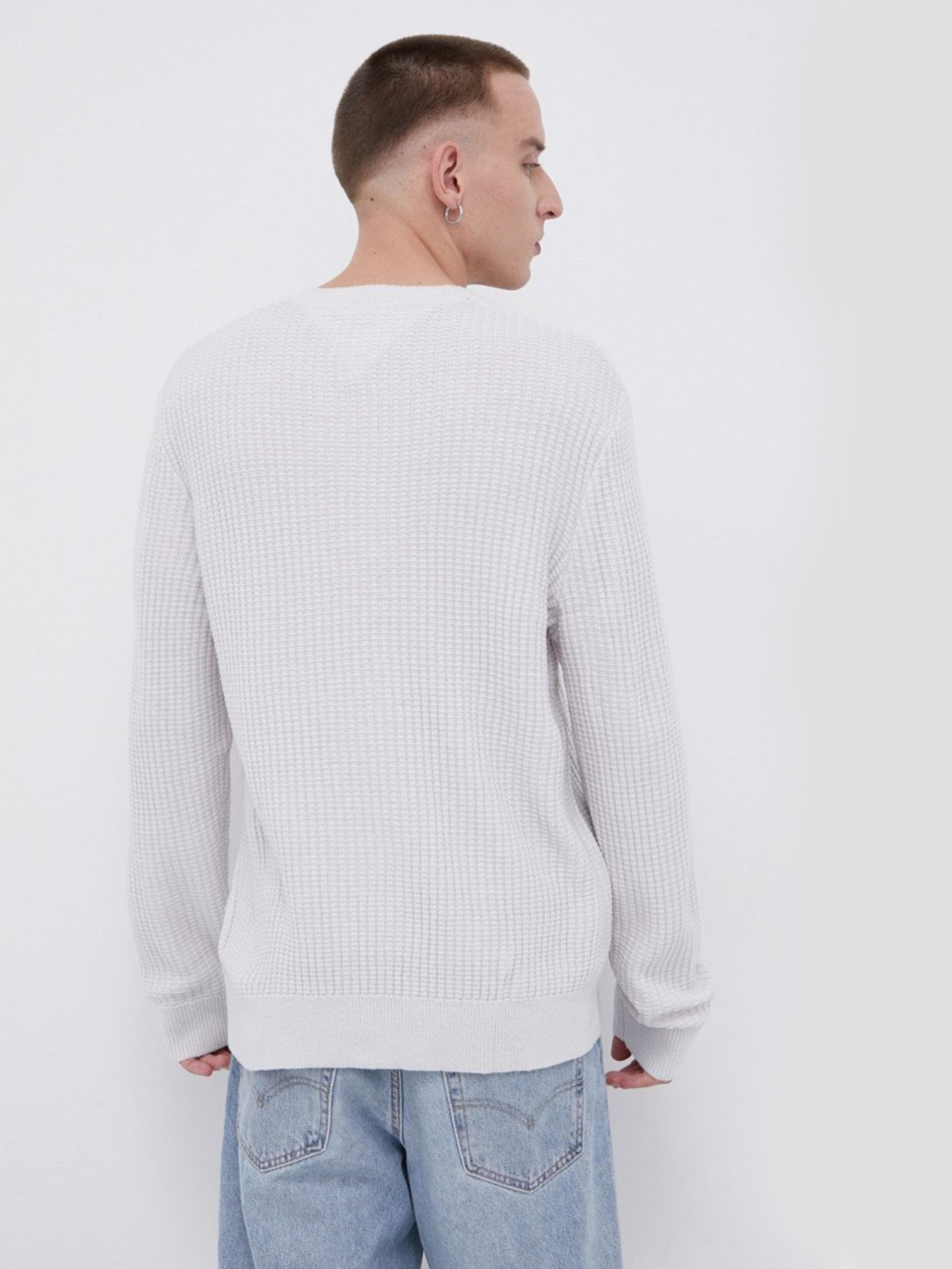 detail Tommy Jeans pánsky svetlosivý sveter