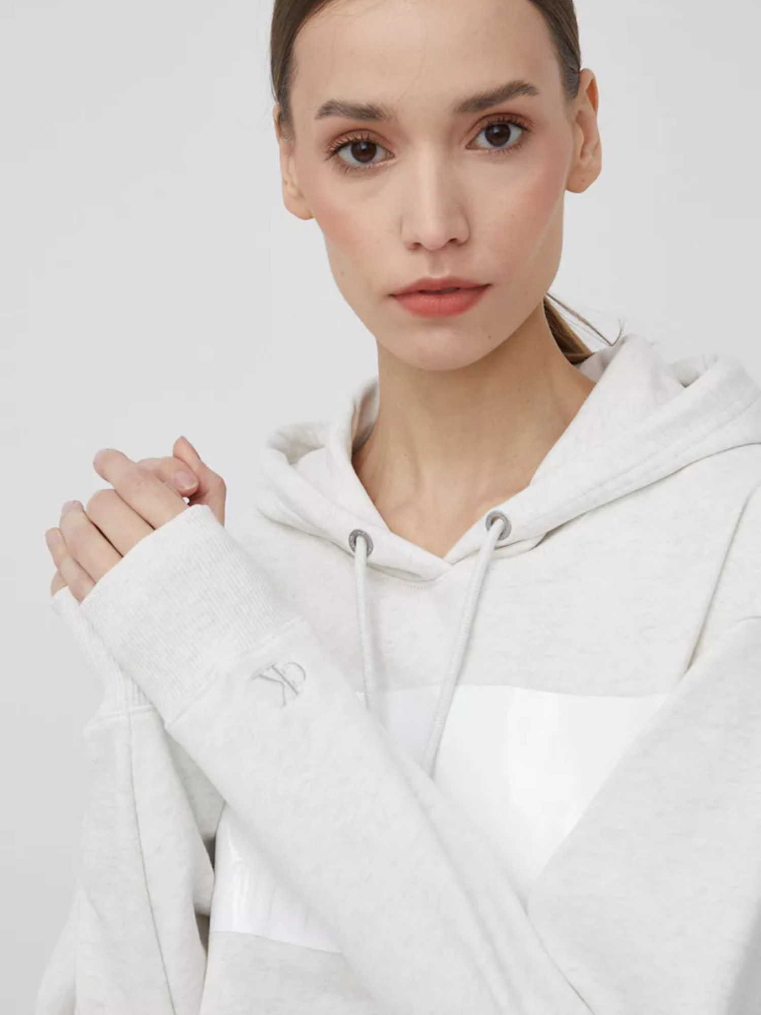 detail Calvin Klein dámska šedá mikina