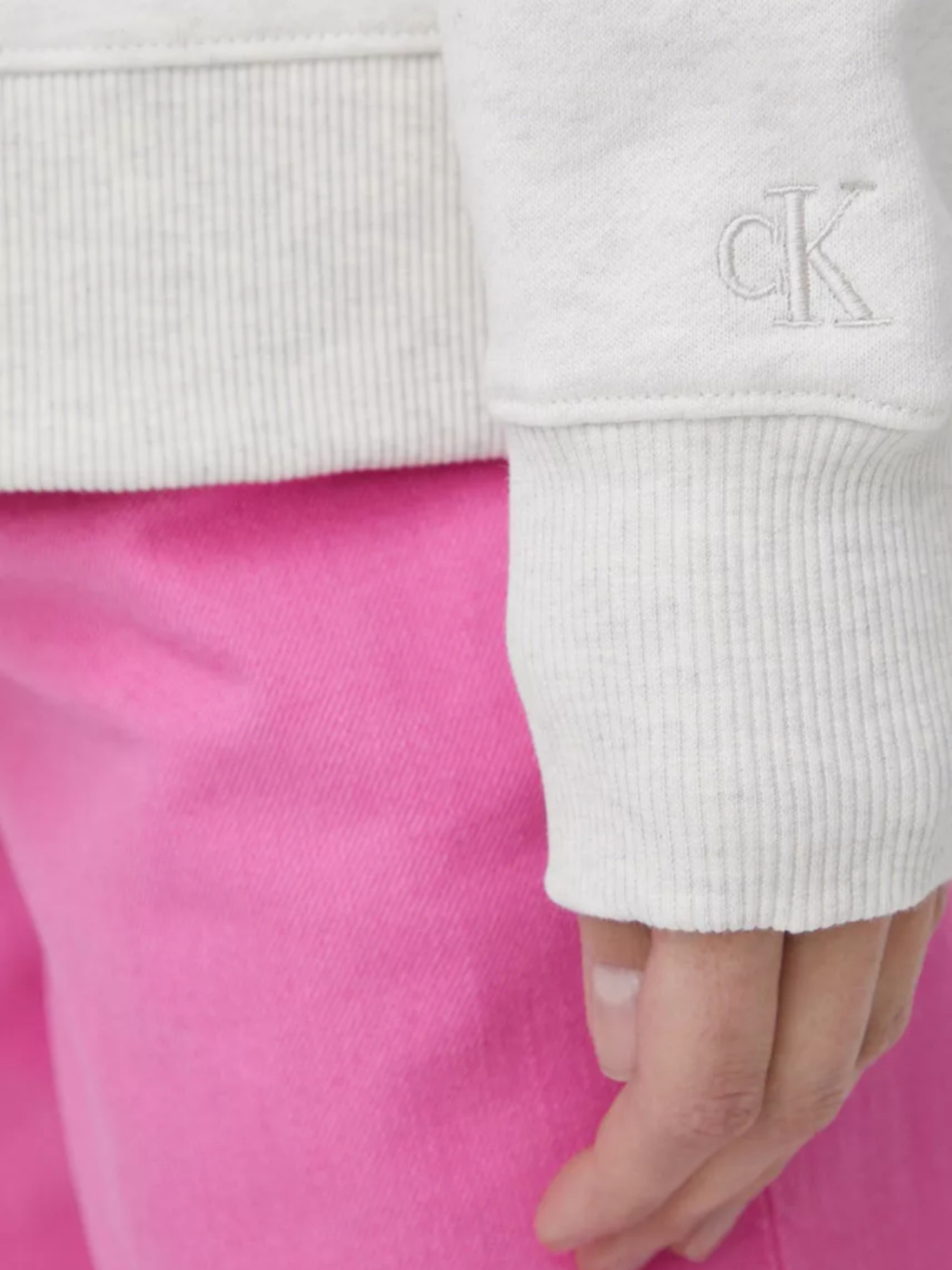 detail Calvin Klein dámska šedá mikina