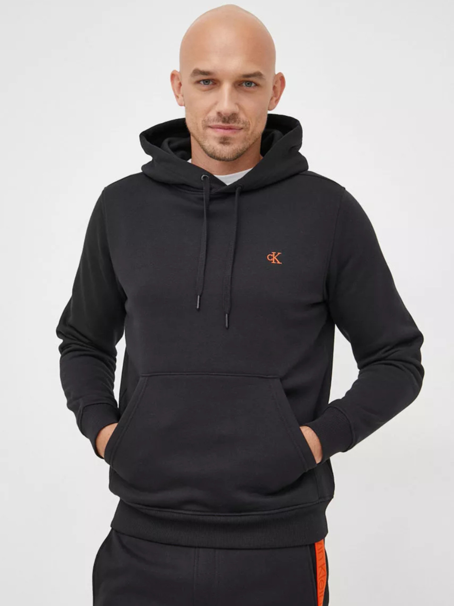 detail Calvin Klein pánska čierna mikina