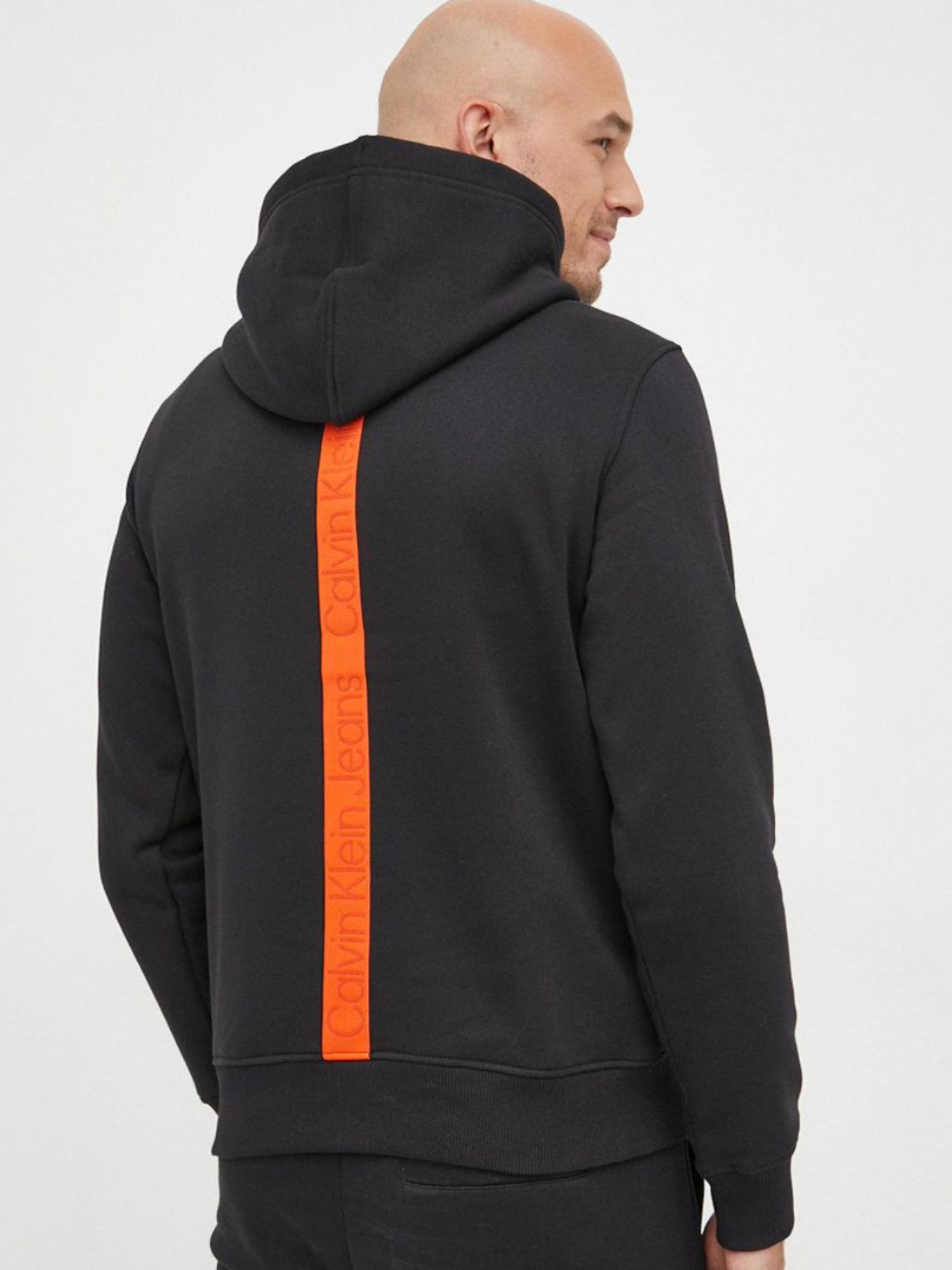 detail Calvin Klein pánska čierna mikina