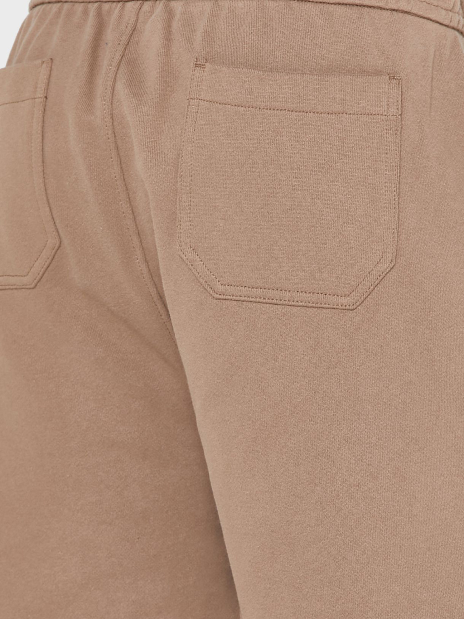 detail Calvin Klein pánske hnedé šortky