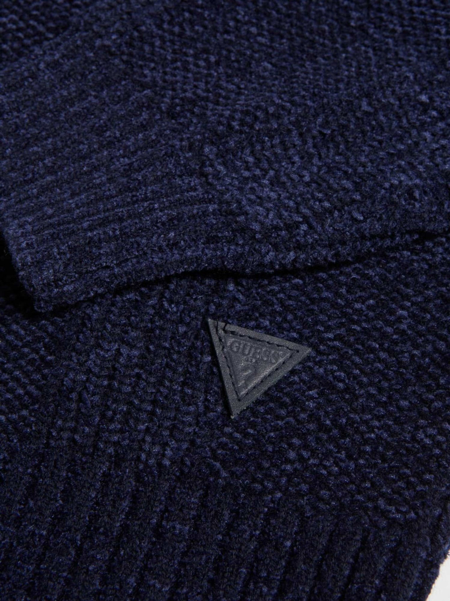 detail Guess pánsky tmavo modrý sveter