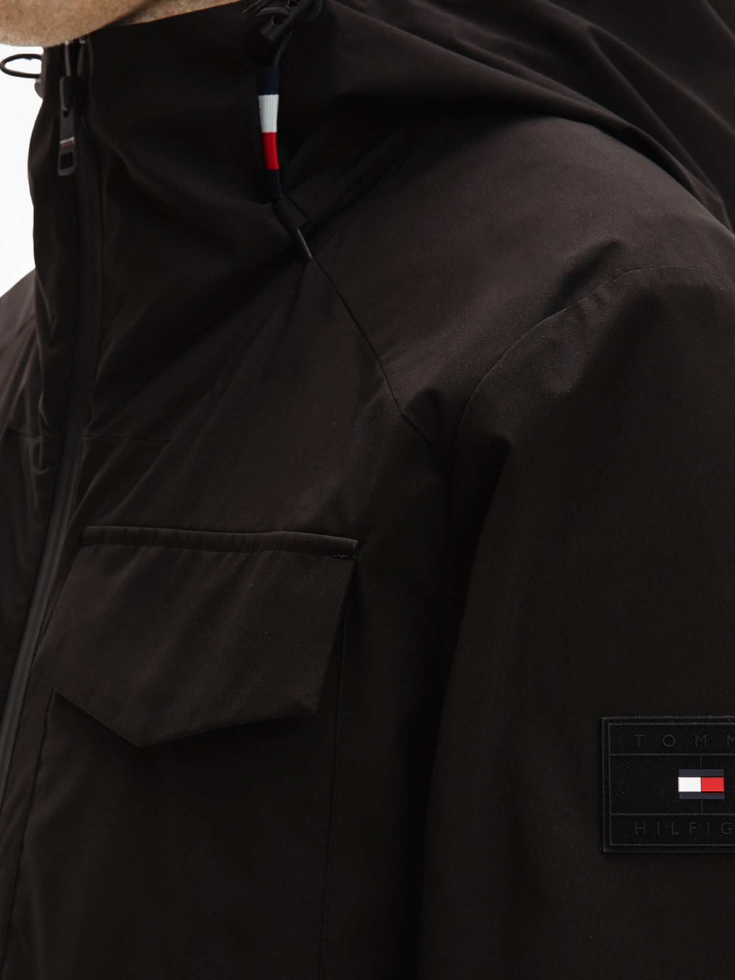 detail Tommy Hilfiger pánska čierna bunda