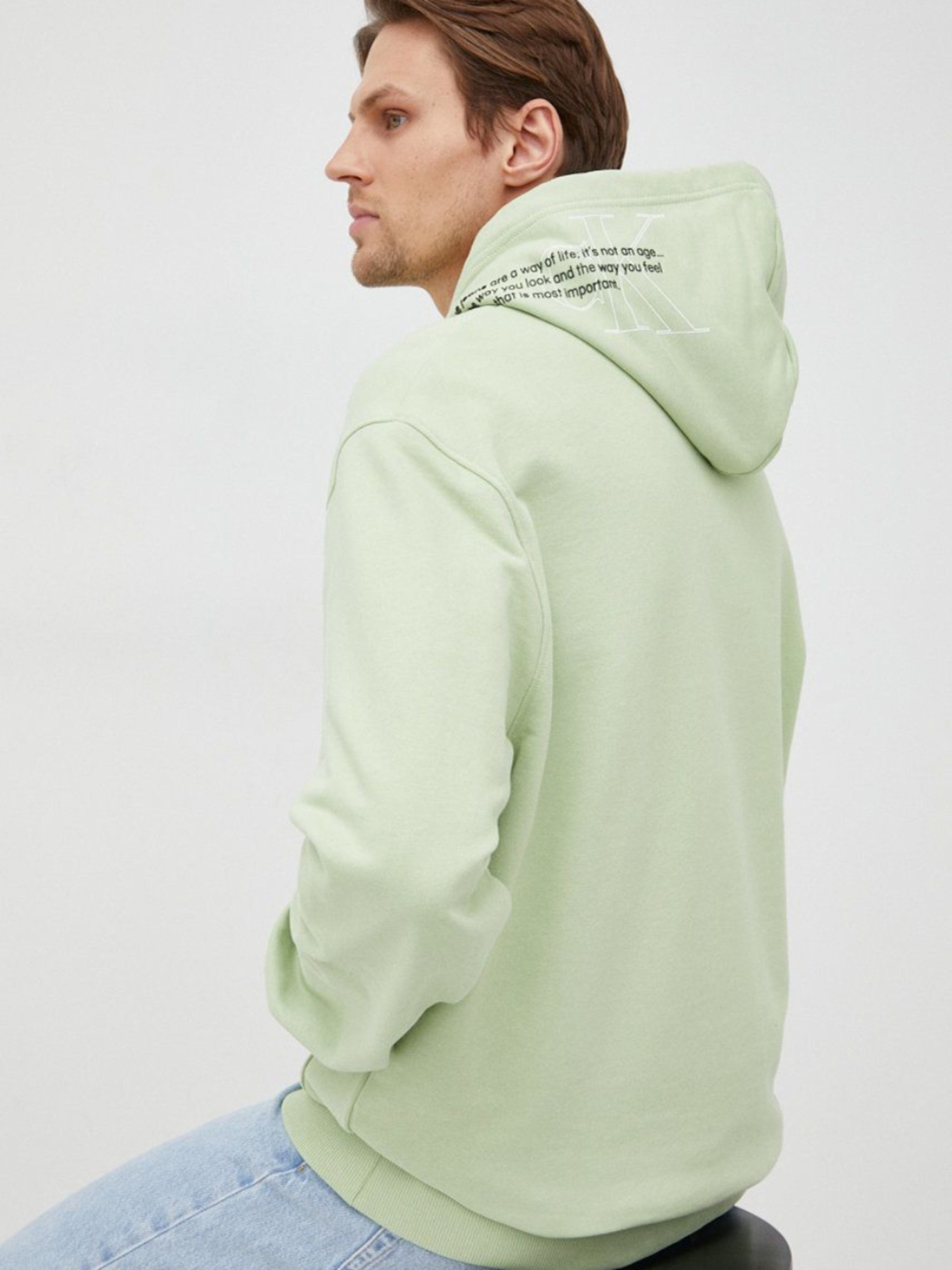 detail Calvin Klein pánska svetlo zelená mikina.