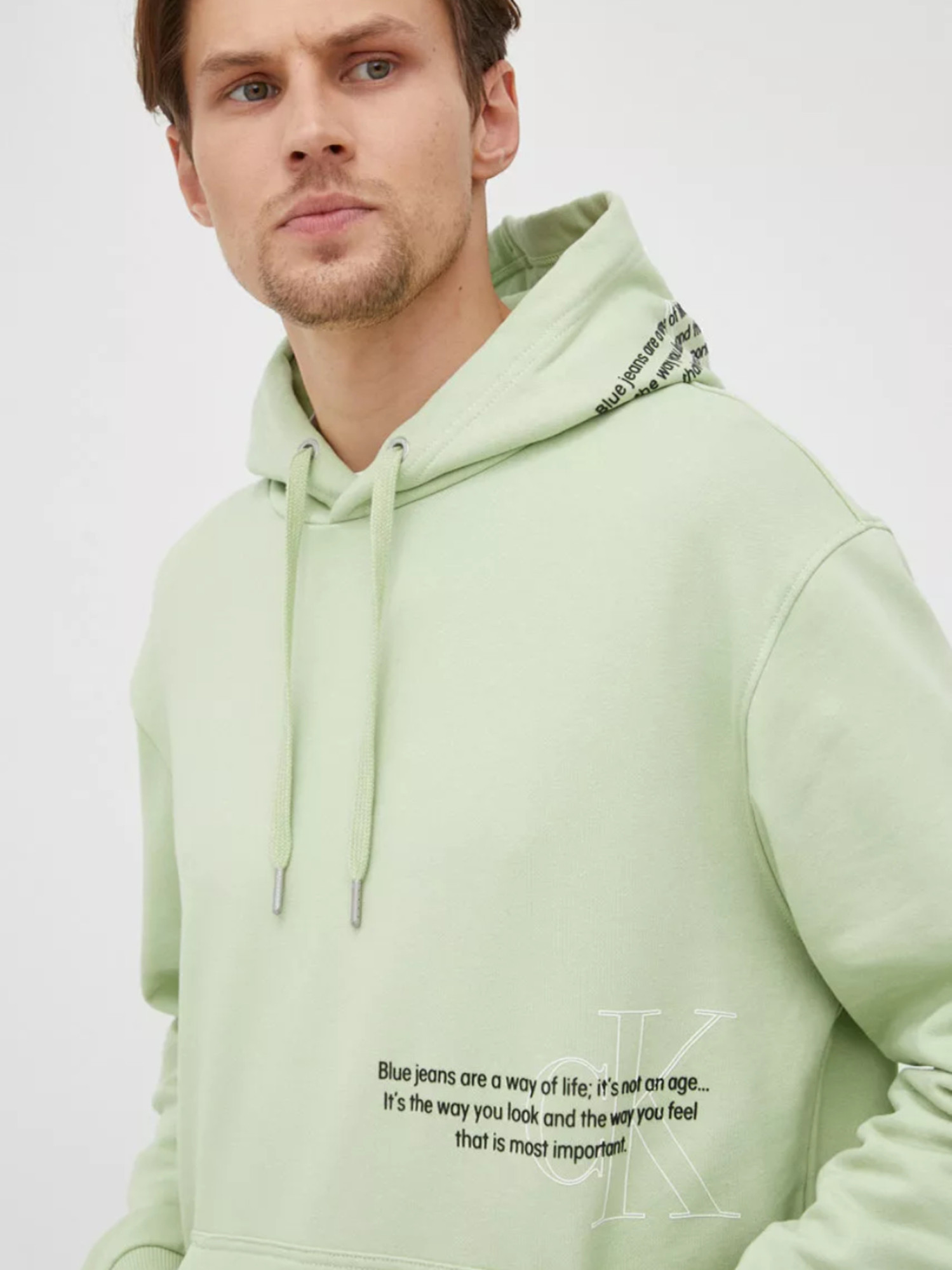 detail Calvin Klein pánska svetlo zelená mikina.