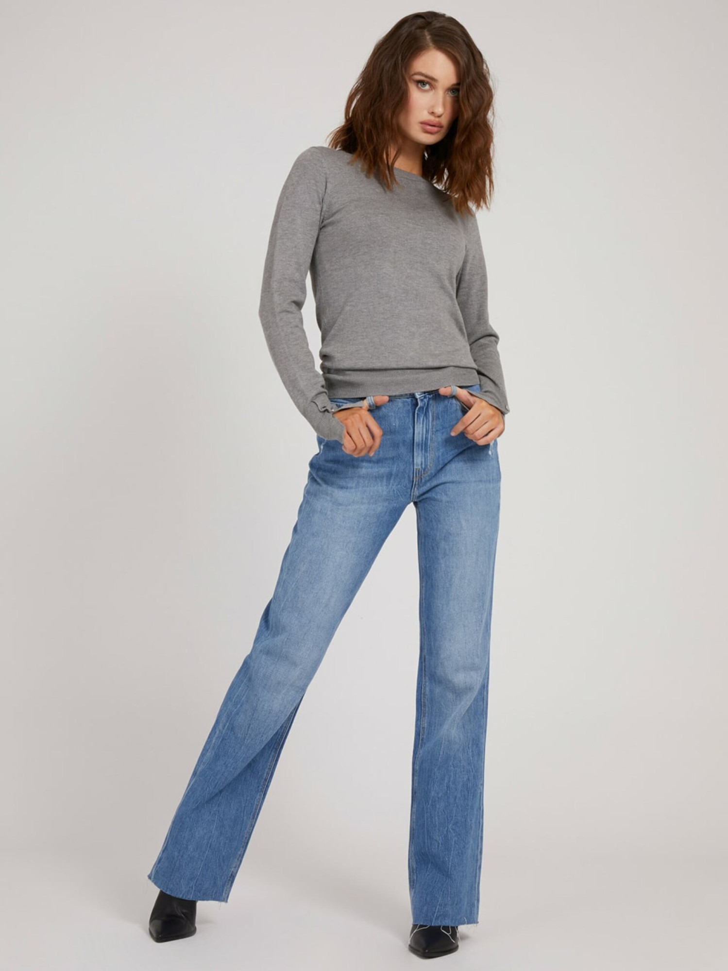 detail Guess dámsky šedý svetrík