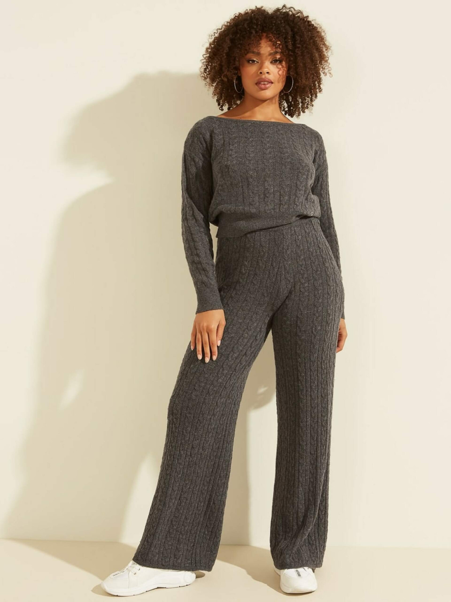 detail Guess dámsky šedý sveter