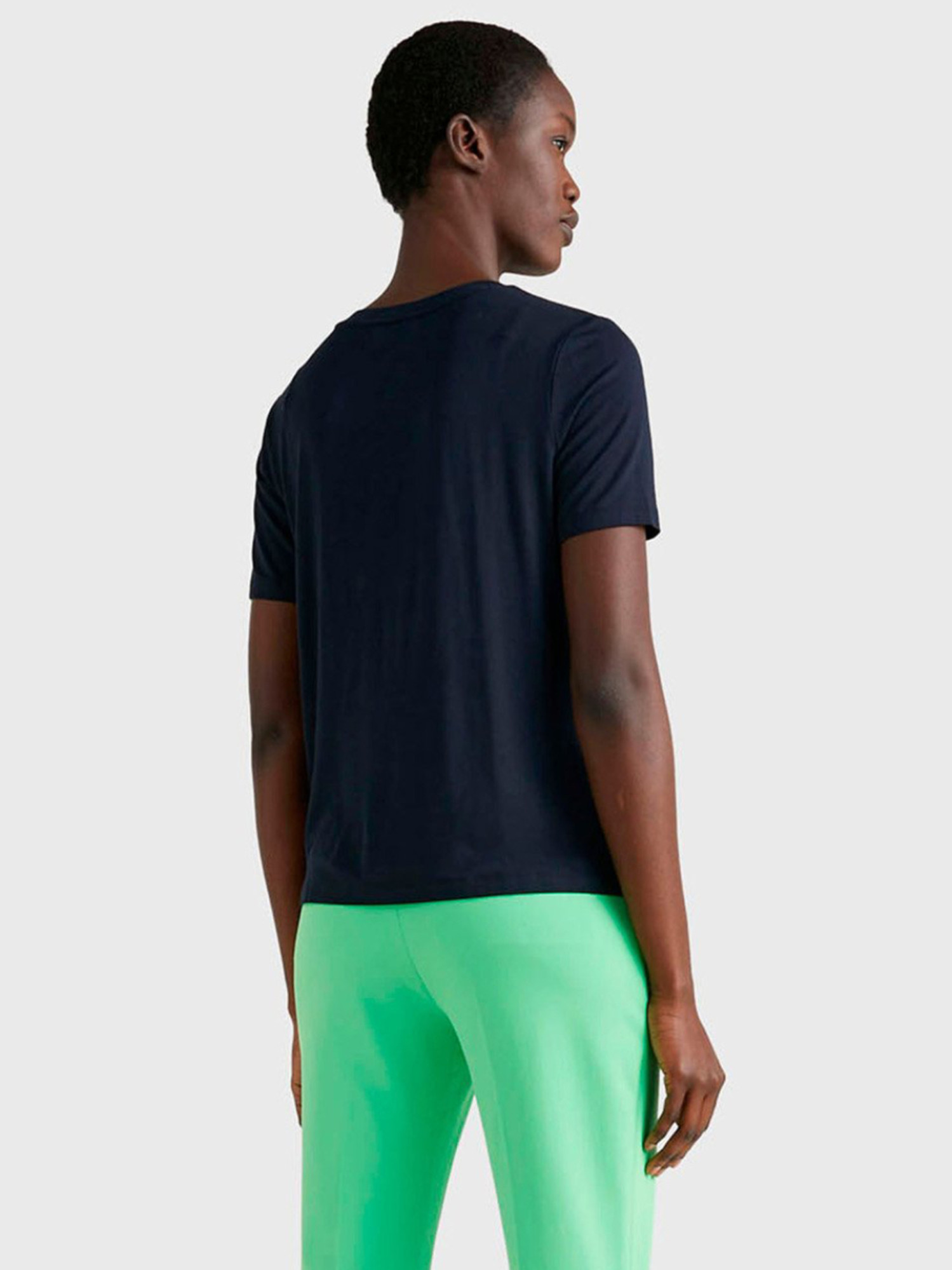 detail Tommy Hilfiger dámske tmavomodré tričko