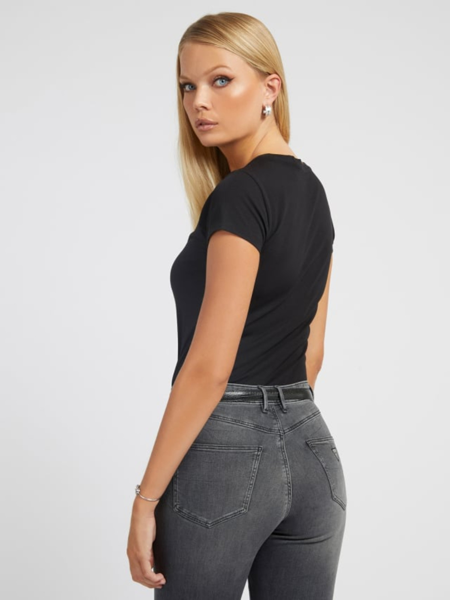 detail Guess dámske čierne tričko