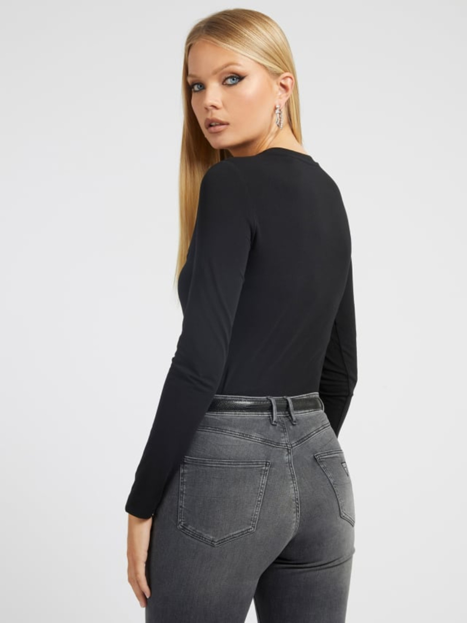 detail Guess dámske čierne tričko s dlhým rukávom