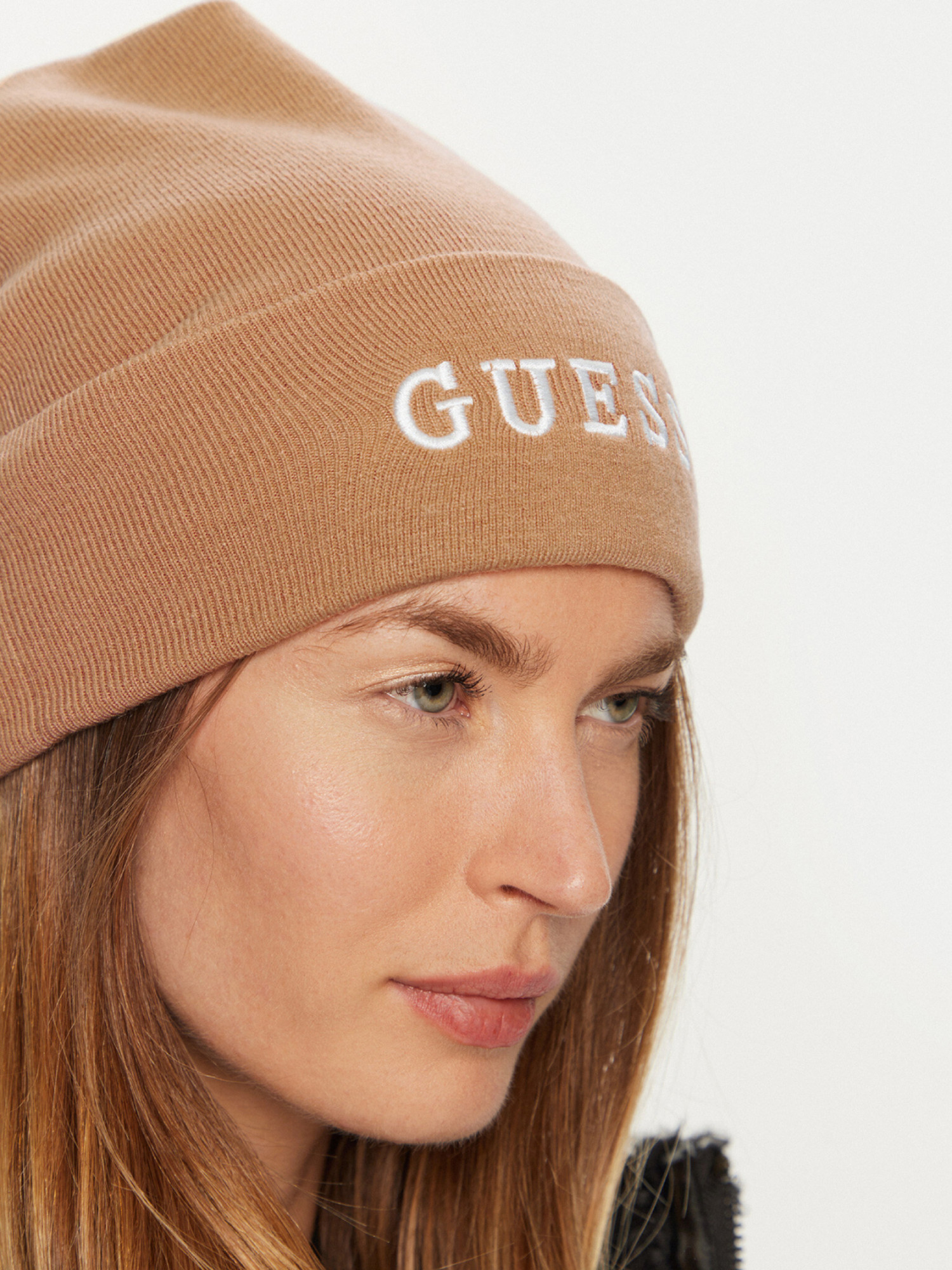 detail Guess dámska hnedo-oranžová čiapka