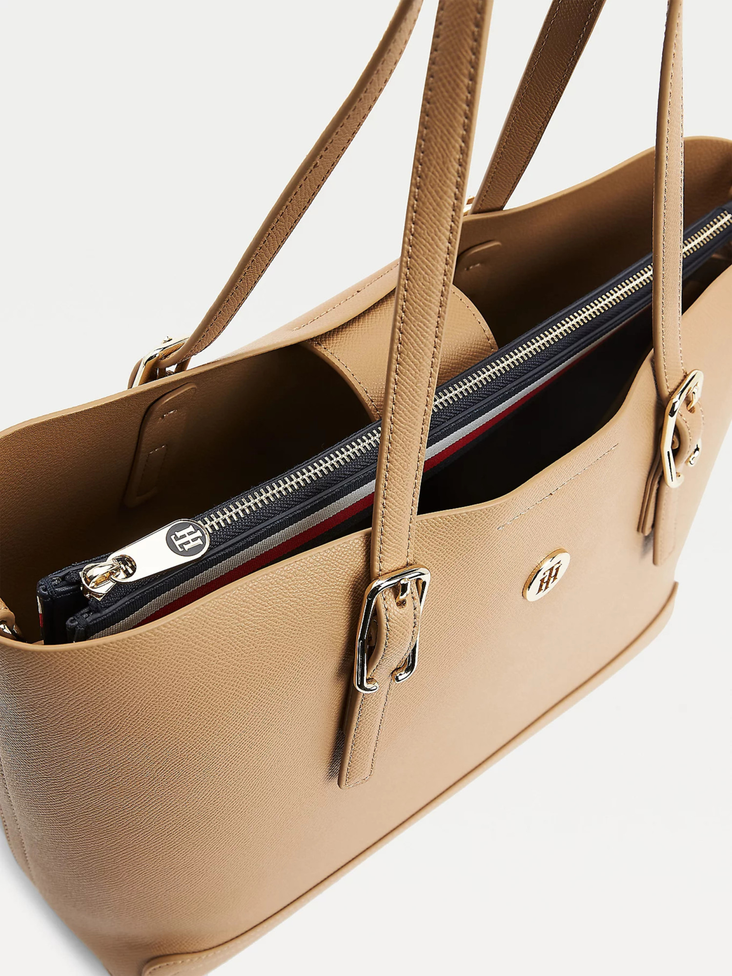 detail Tommy Hilfiger dámska hnedá kabelka