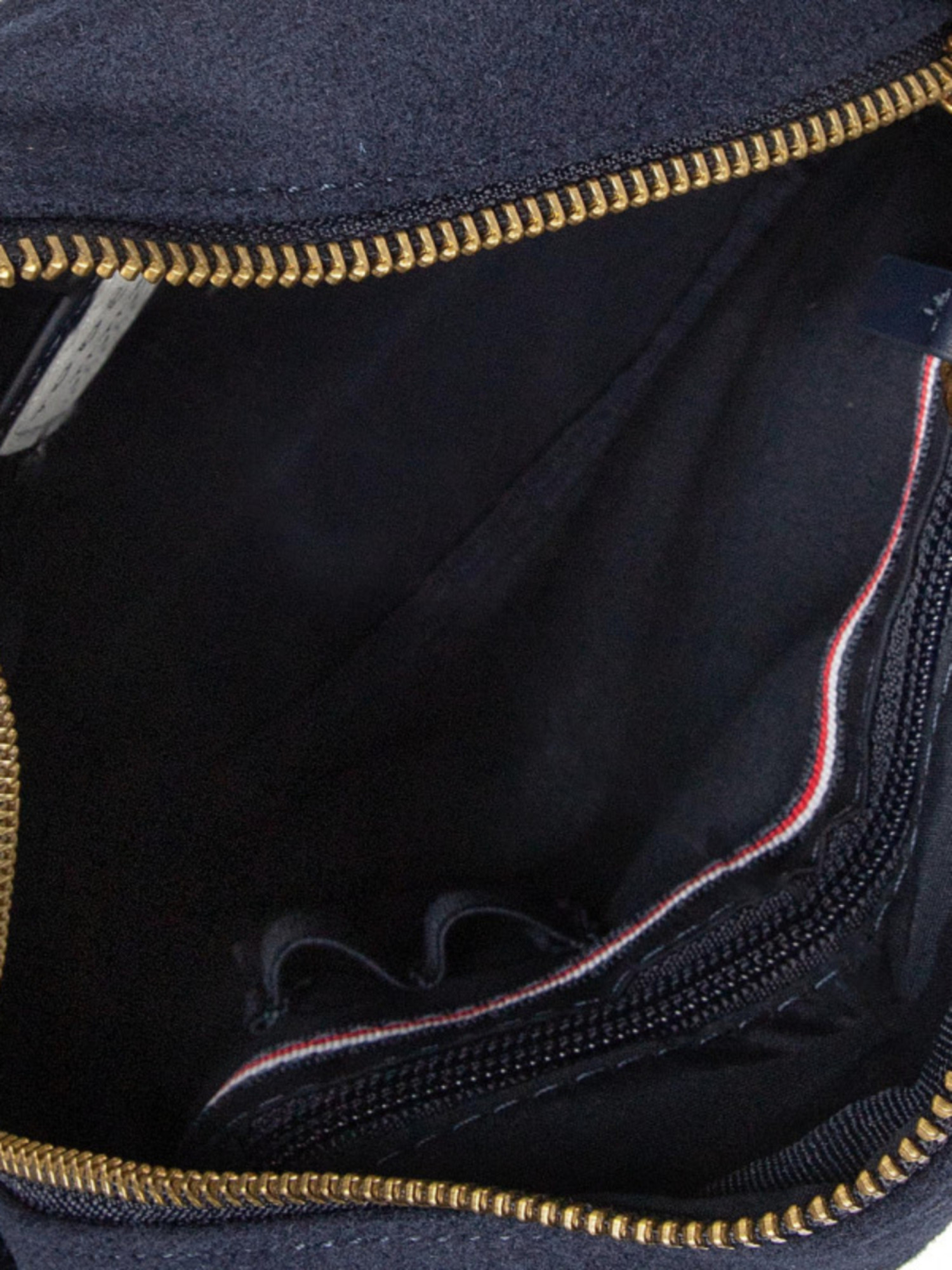 detail Tommy Hilfiger pánska tmavomodrá taška cez rameno