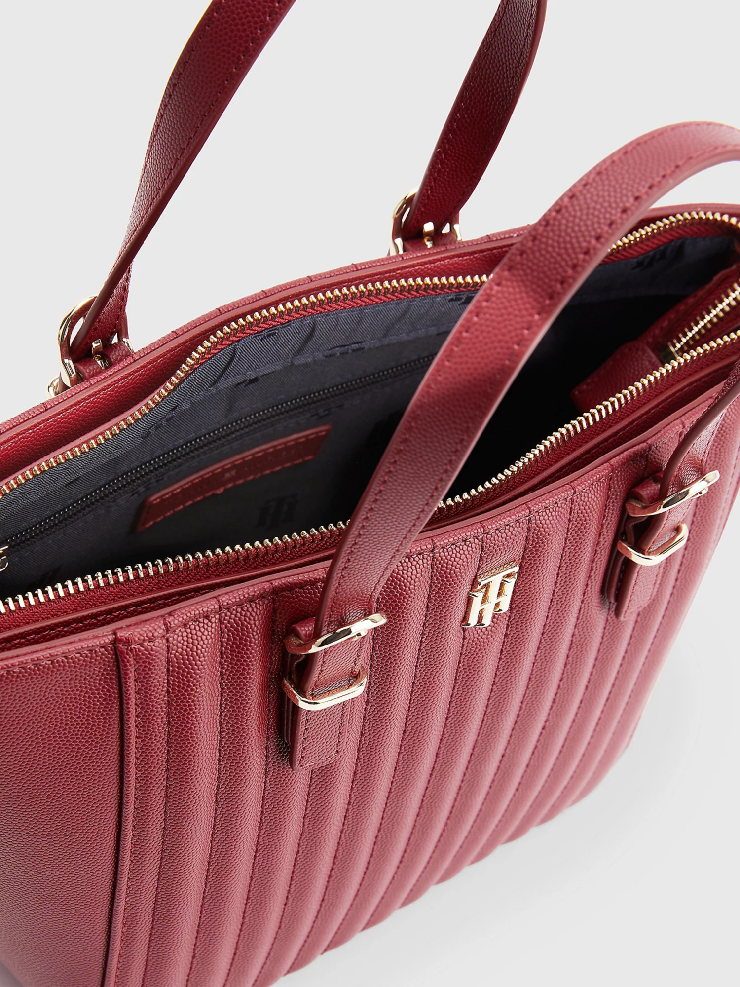 detail Tommy Hilfiger dámska vínová kabelka