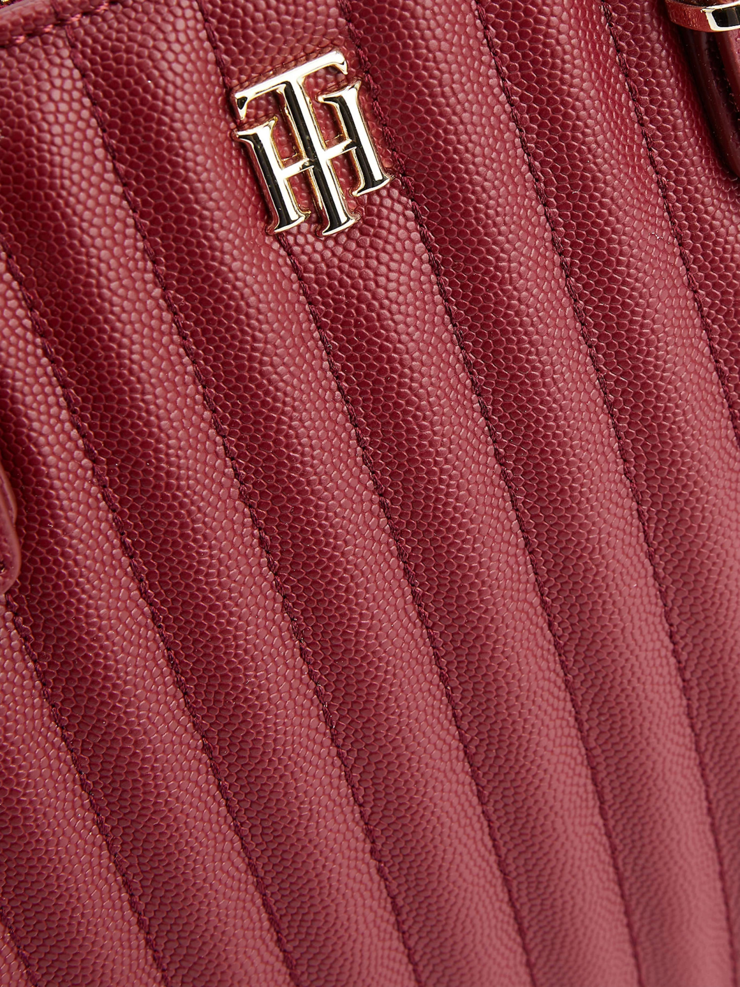 detail Tommy Hilfiger dámska vínová kabelka