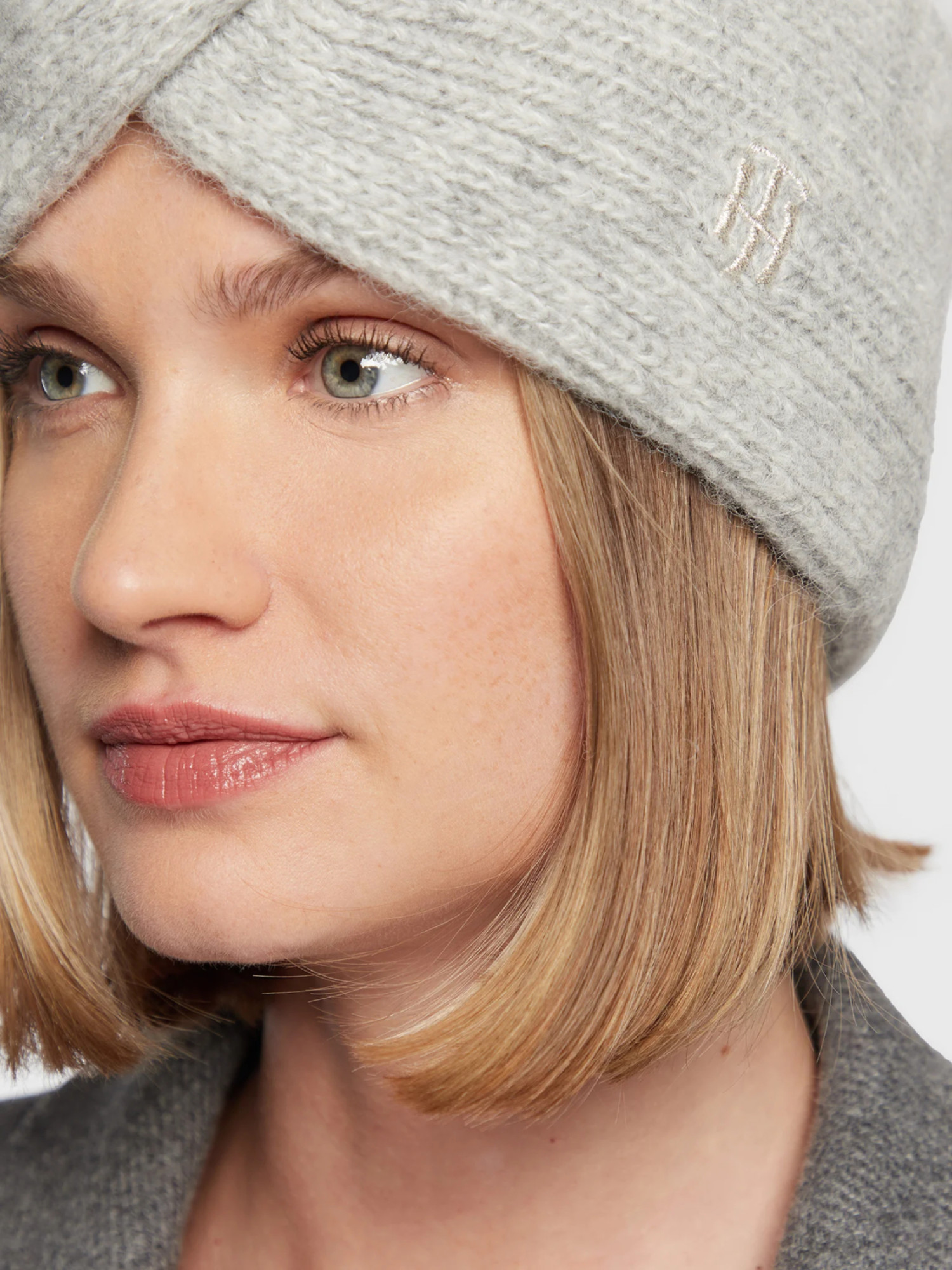 detail Tommy Hilfiger dámska šedá čelenka