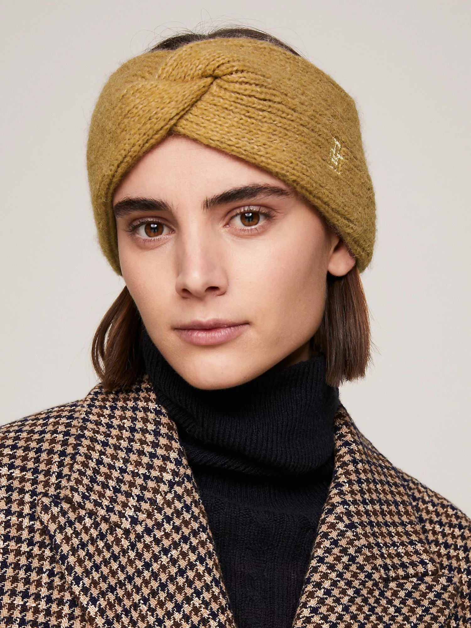 detail Tommy Hilfiger dámska hnedá čelenka