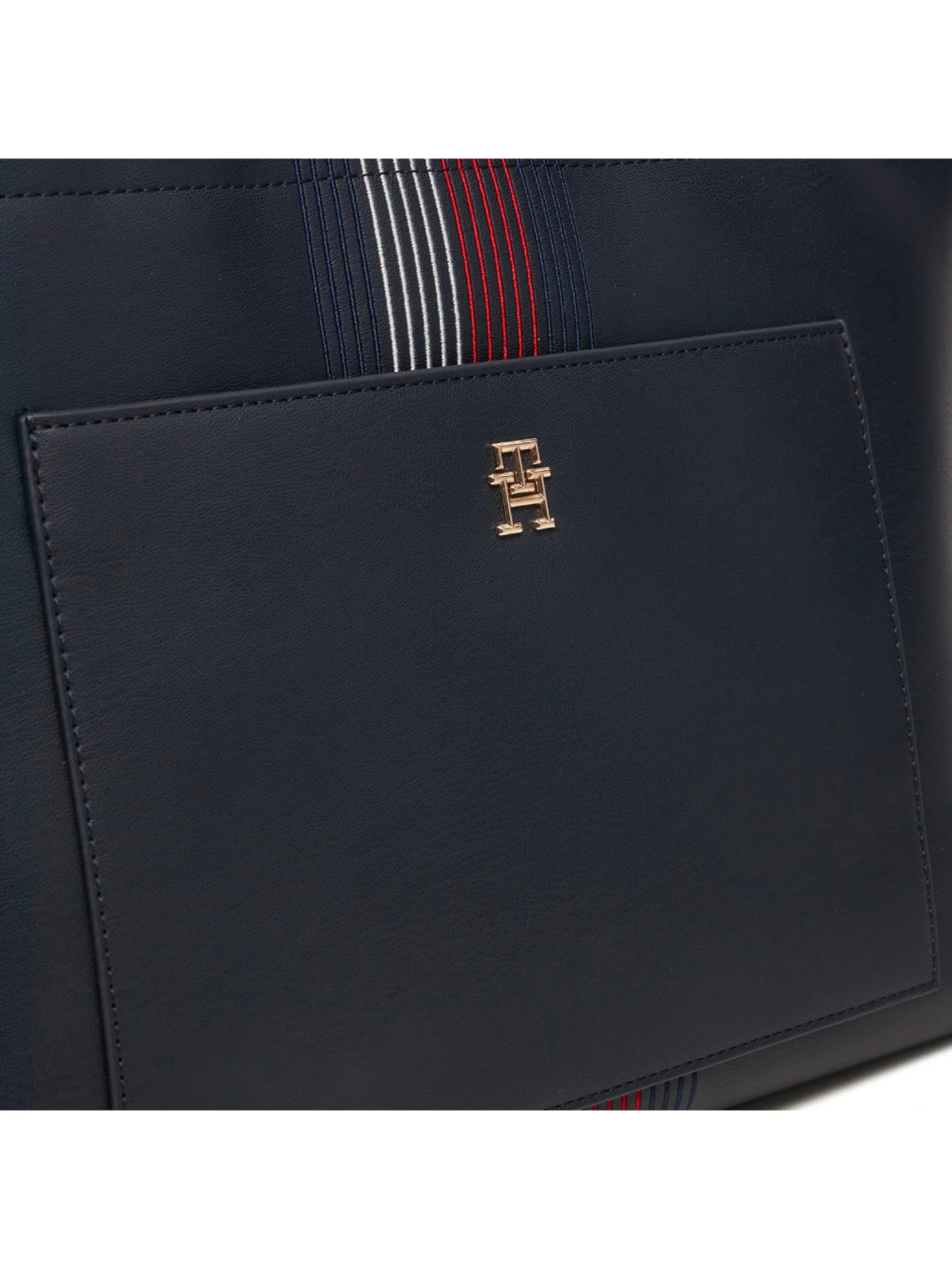 detail Tommy Hilfiger dámska tmavo modrá kabelka