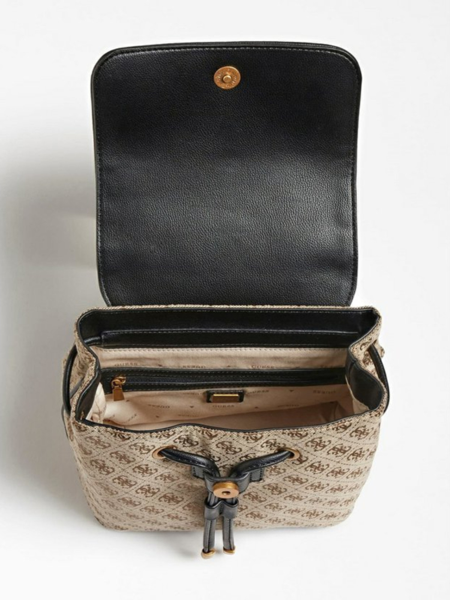 detail Guess dámsky latté batoh