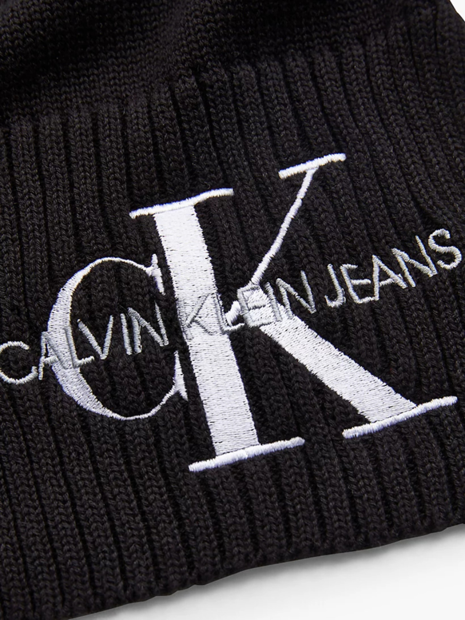 detail Calvin Klein dámsky čierny šál