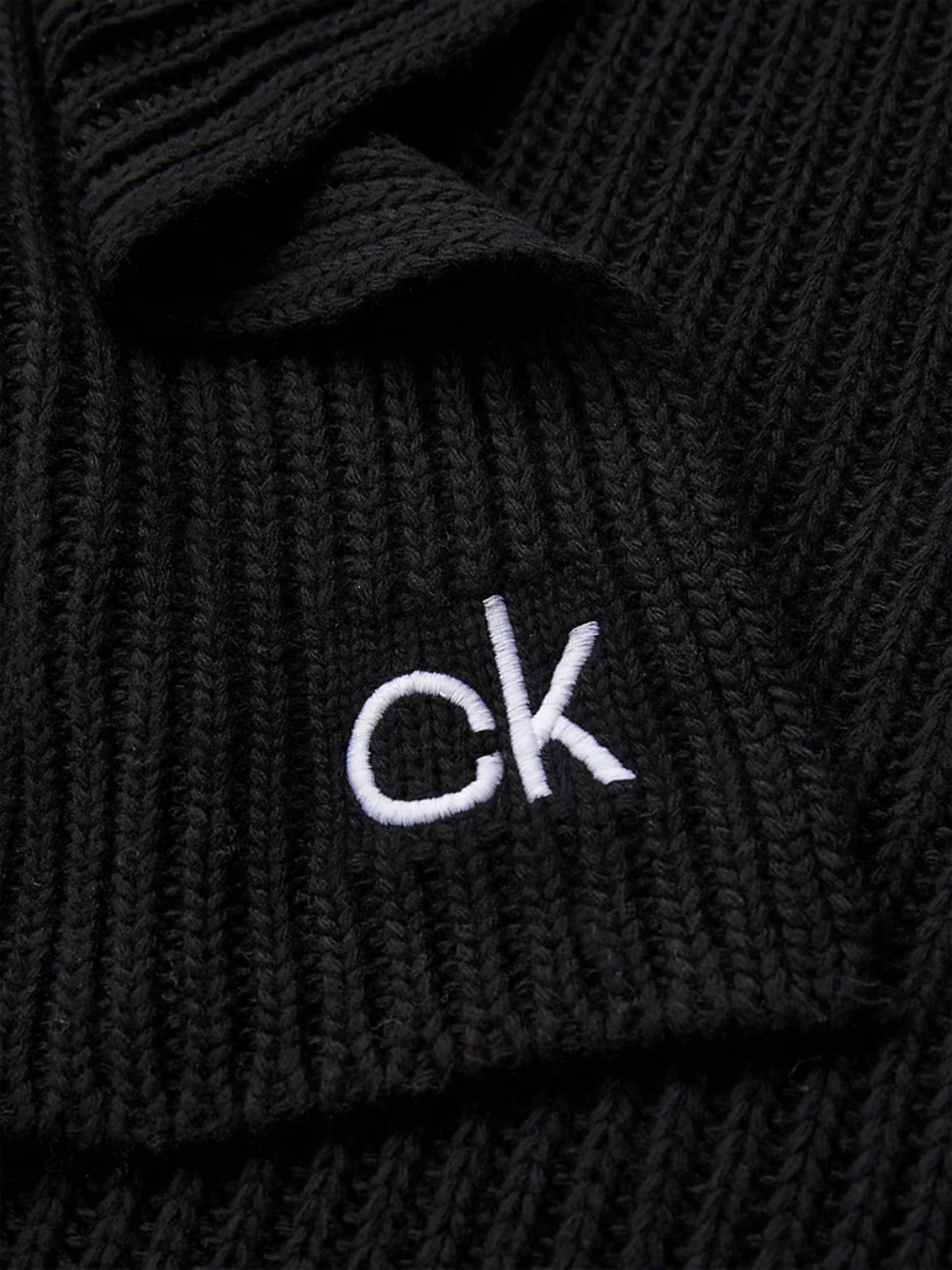 detail Calvin Klein pánska čierna šála