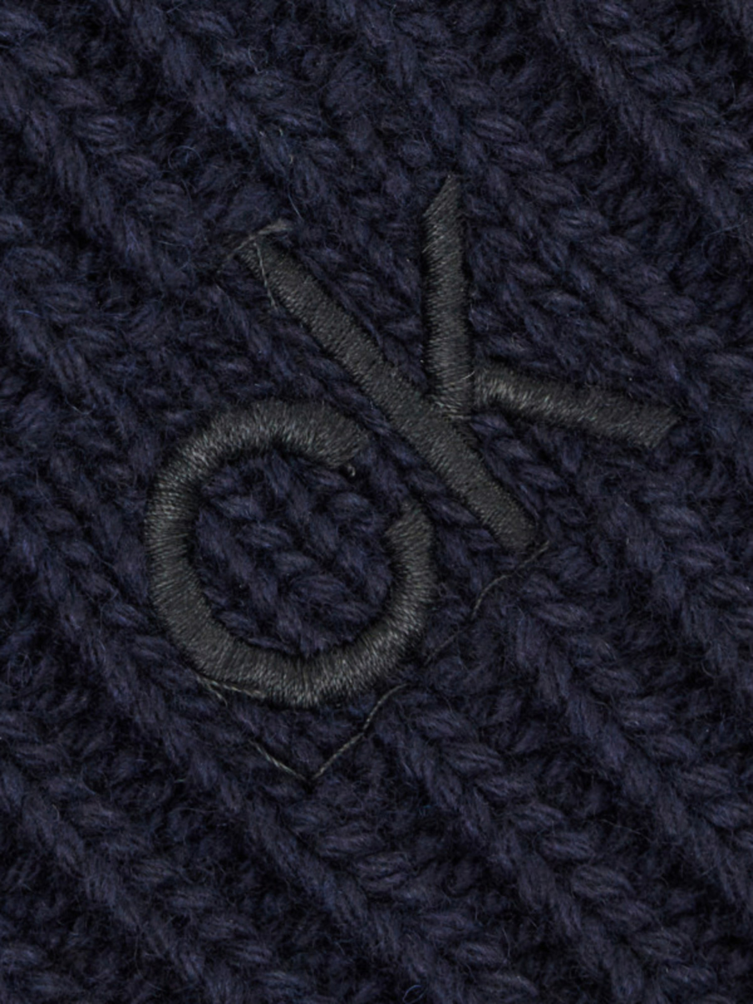 detail Calvin Klein pánska tmavomodrá čiapka