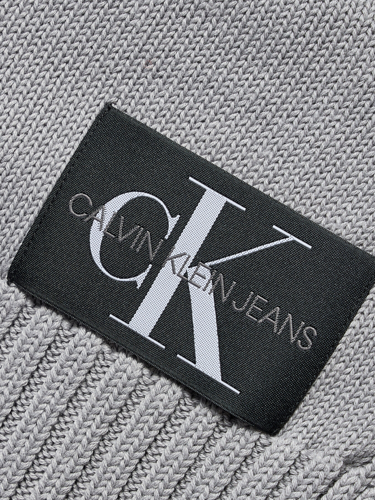 detail Calvin Klein pánsky šedý šál