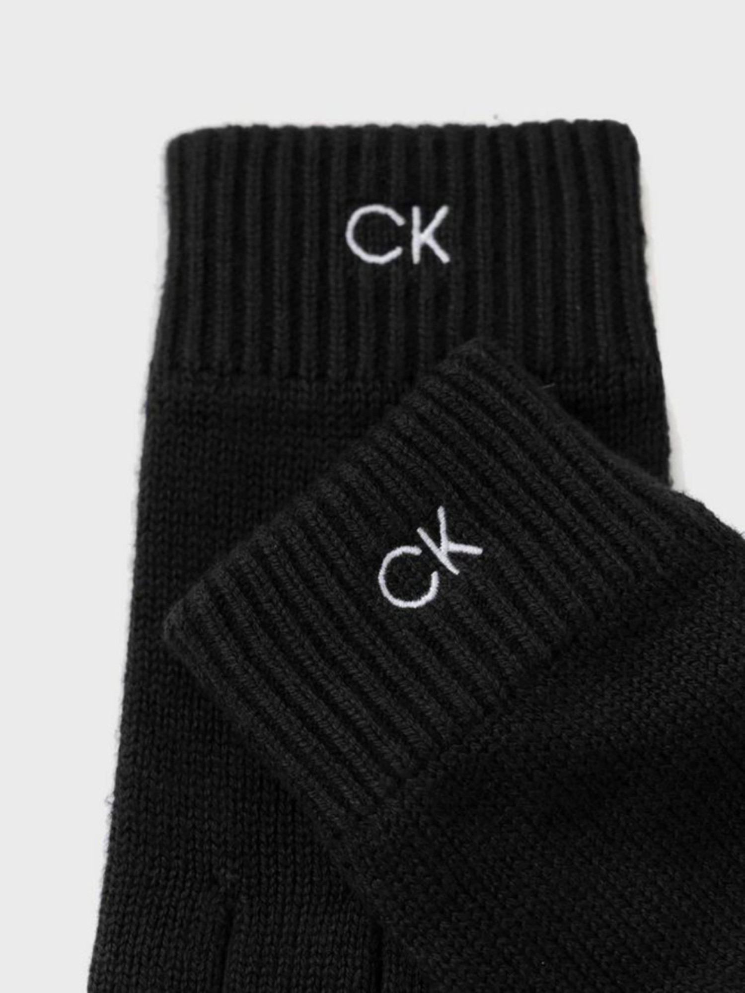 detail Calvin Klein pánske čierne rukavice