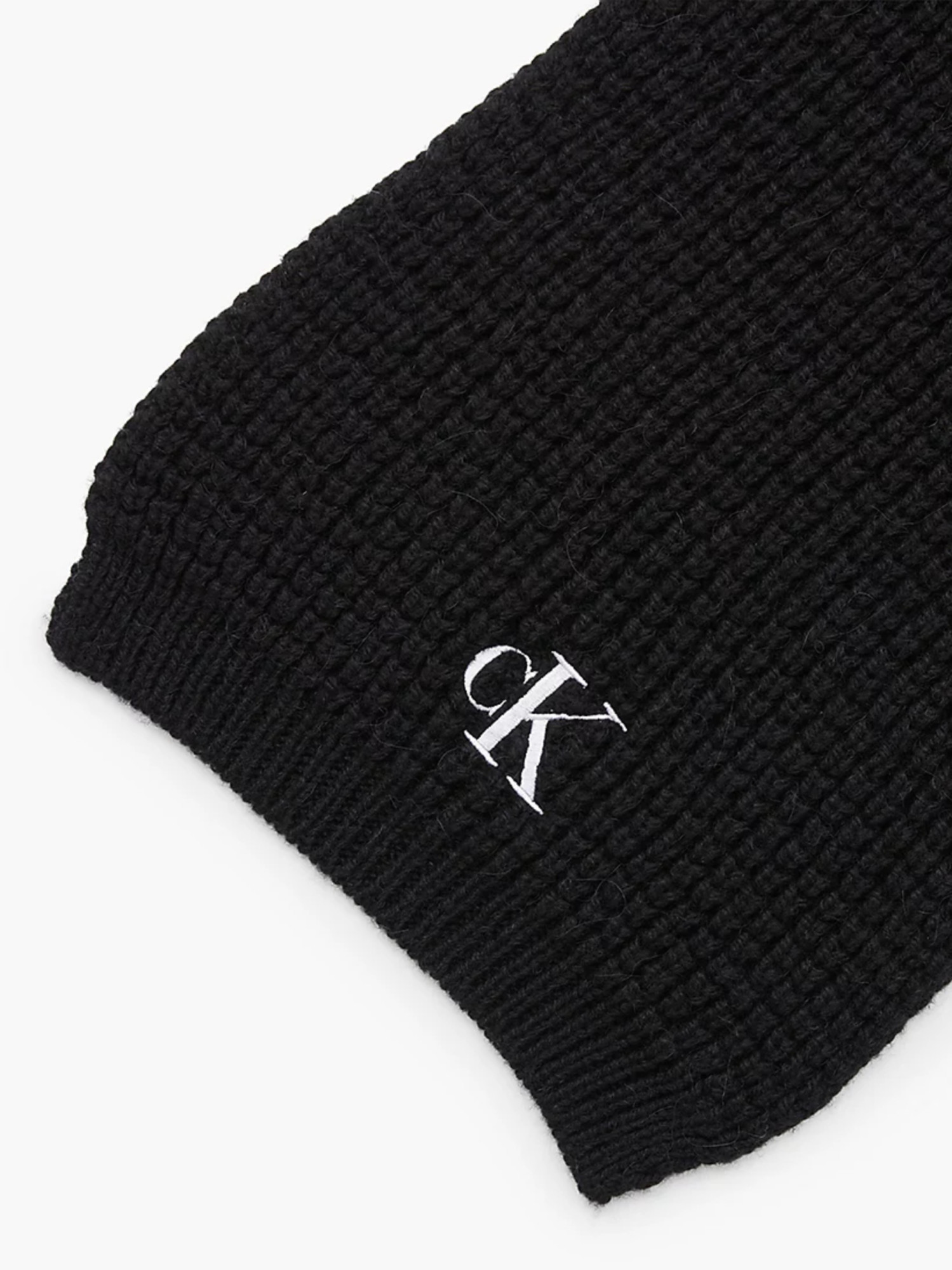 detail Calvin Klein dámsky čierny šál