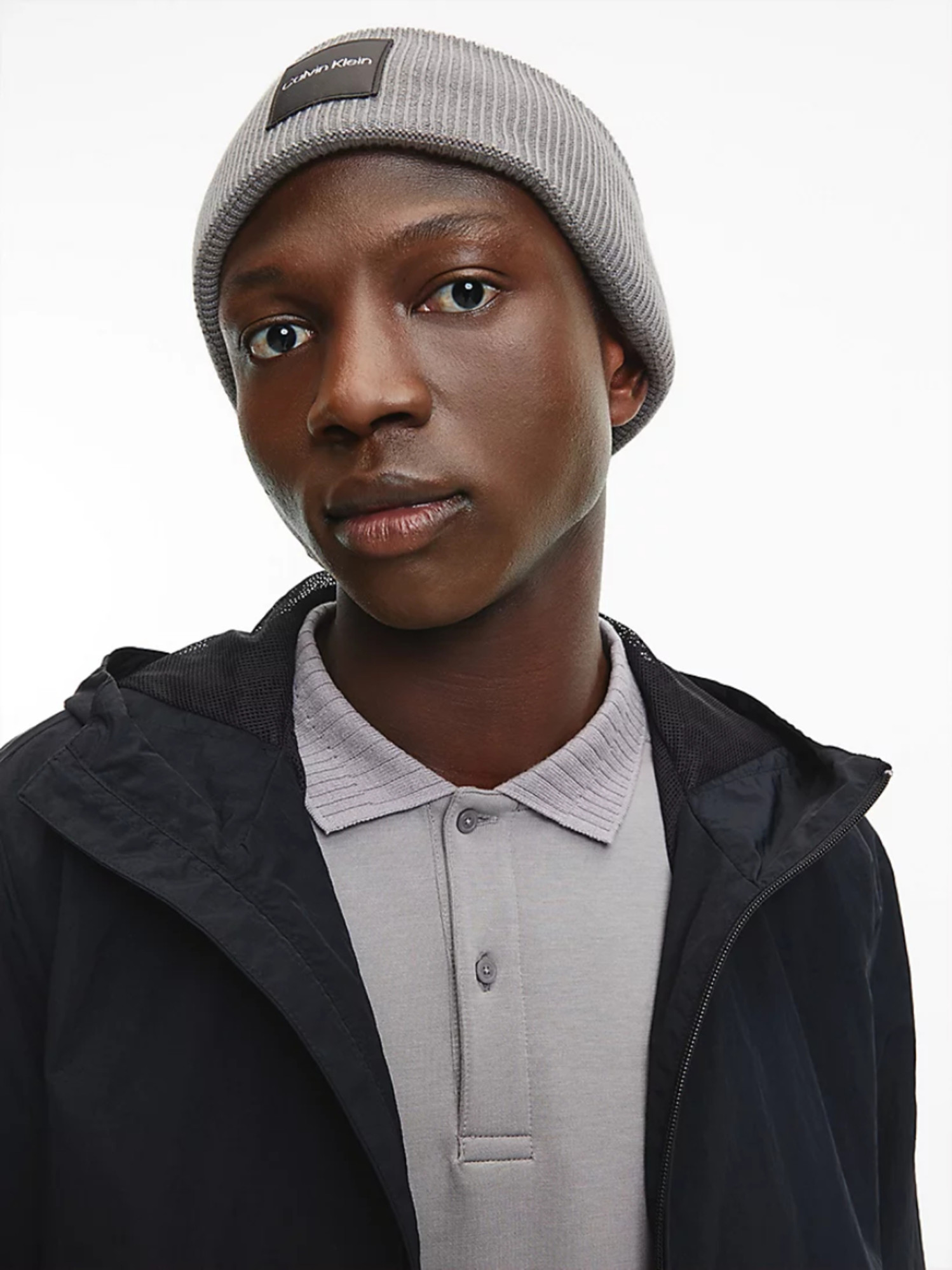 detail Calvin Klein pánska šedá čiapka