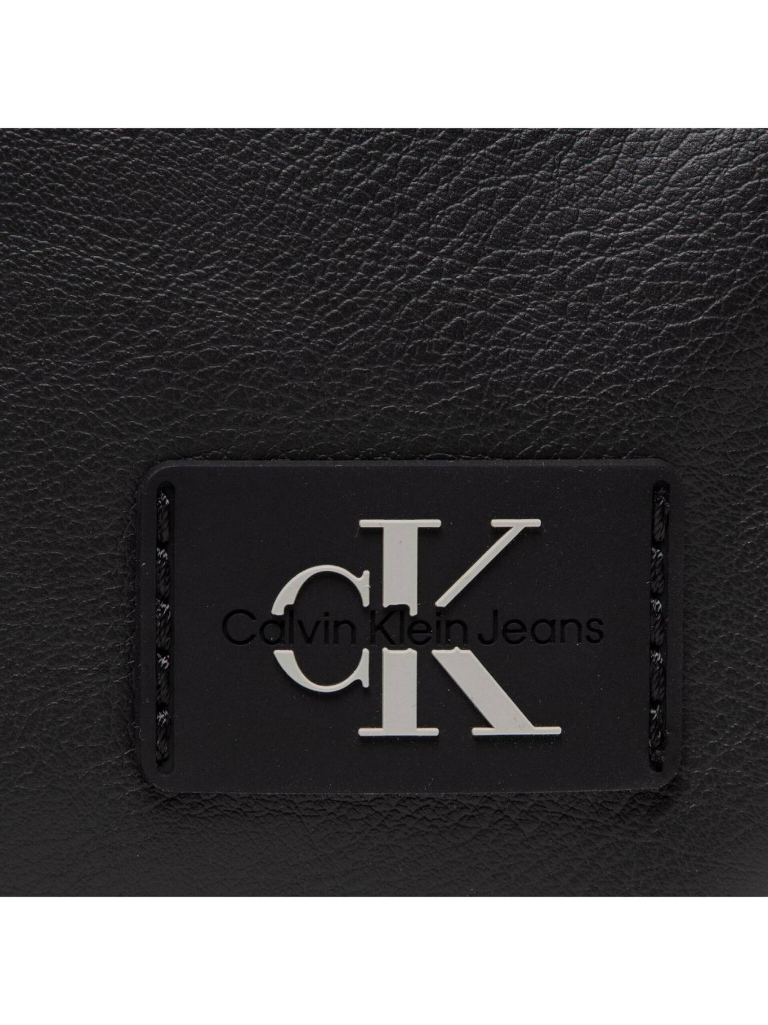 detail Calvin Klein pánske čierne crossbody