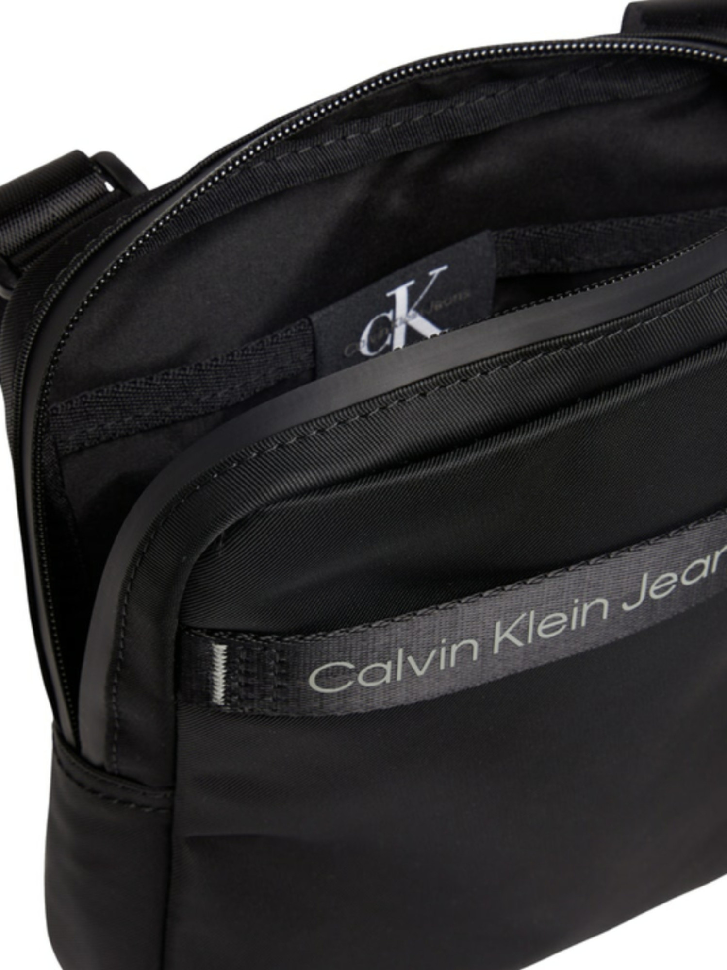 detail Calvin Klein pánske čierne crossbody