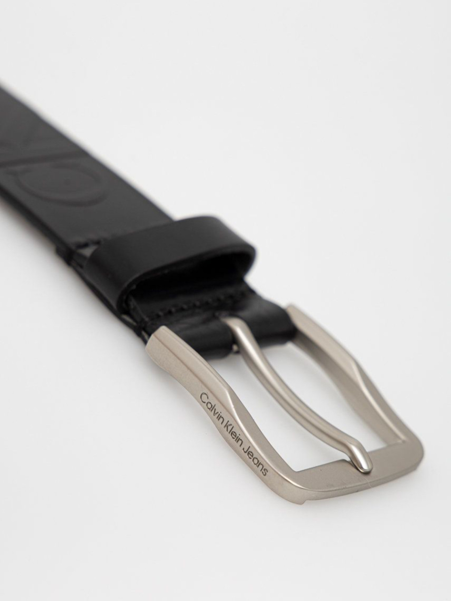 detail Calvin Klein pánsky čierny opasok