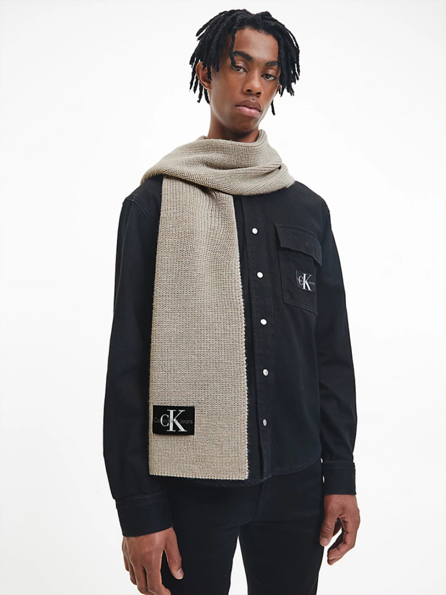 detail Calvin Klein pánsky béžový šál