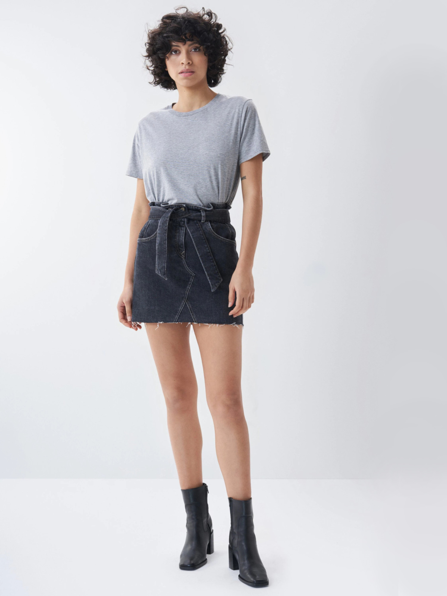 detail Salsa Jeans dámska čierna riflová sukňa.