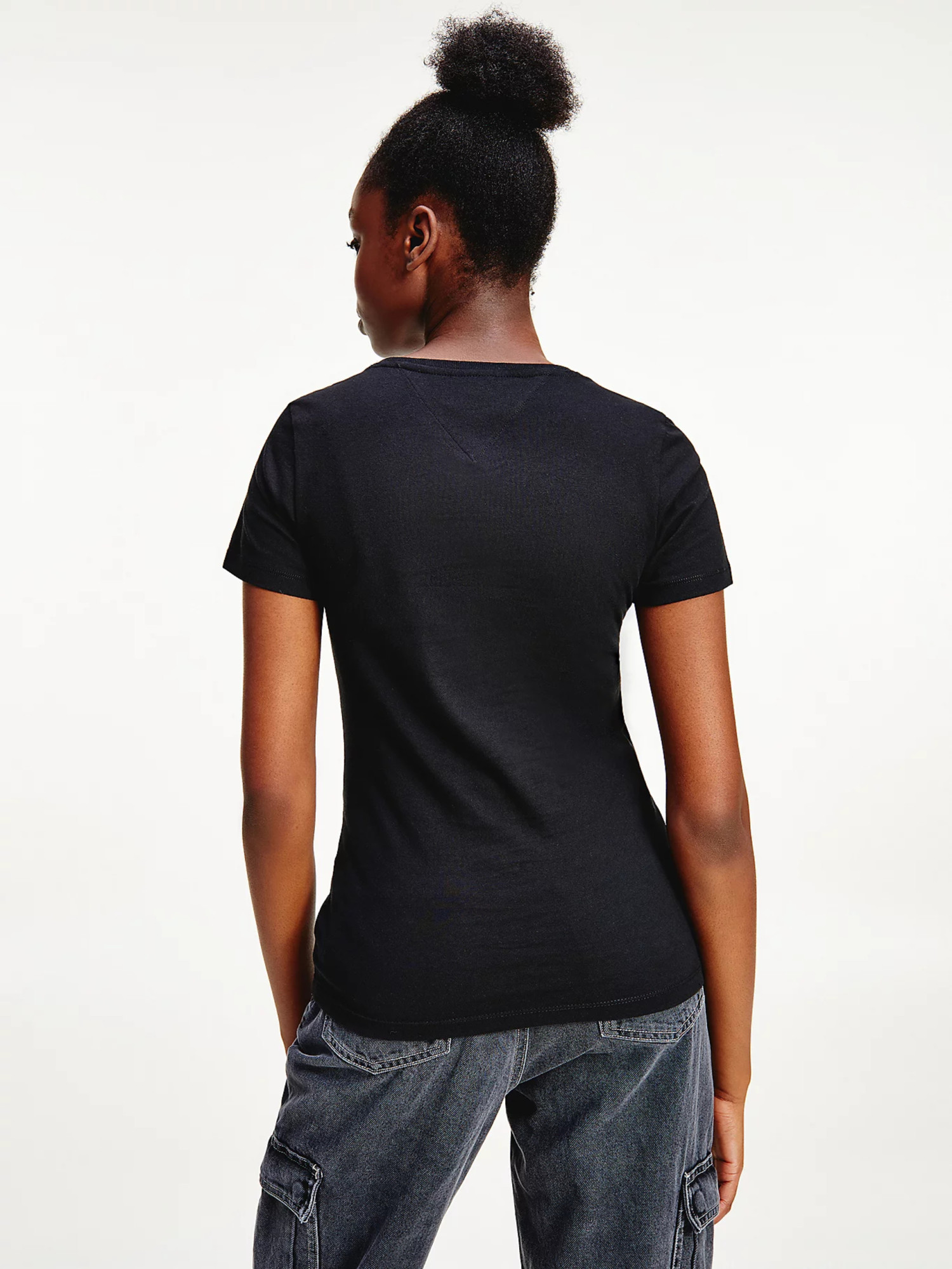 detail Tommy Jeans dámske čierne tričko Essential