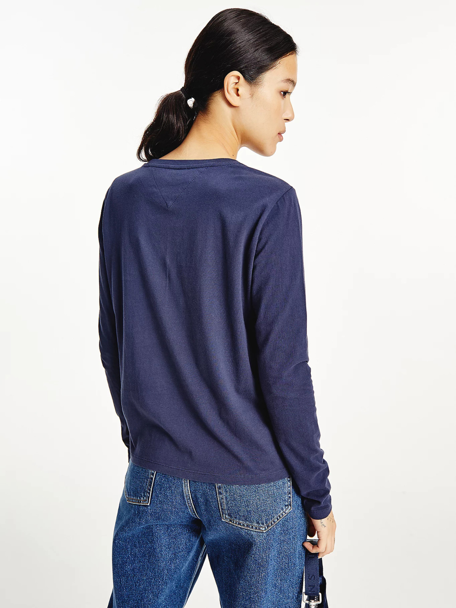 detail Tommy Jeans dámske modré tričko ESSENTIAL LOGO 